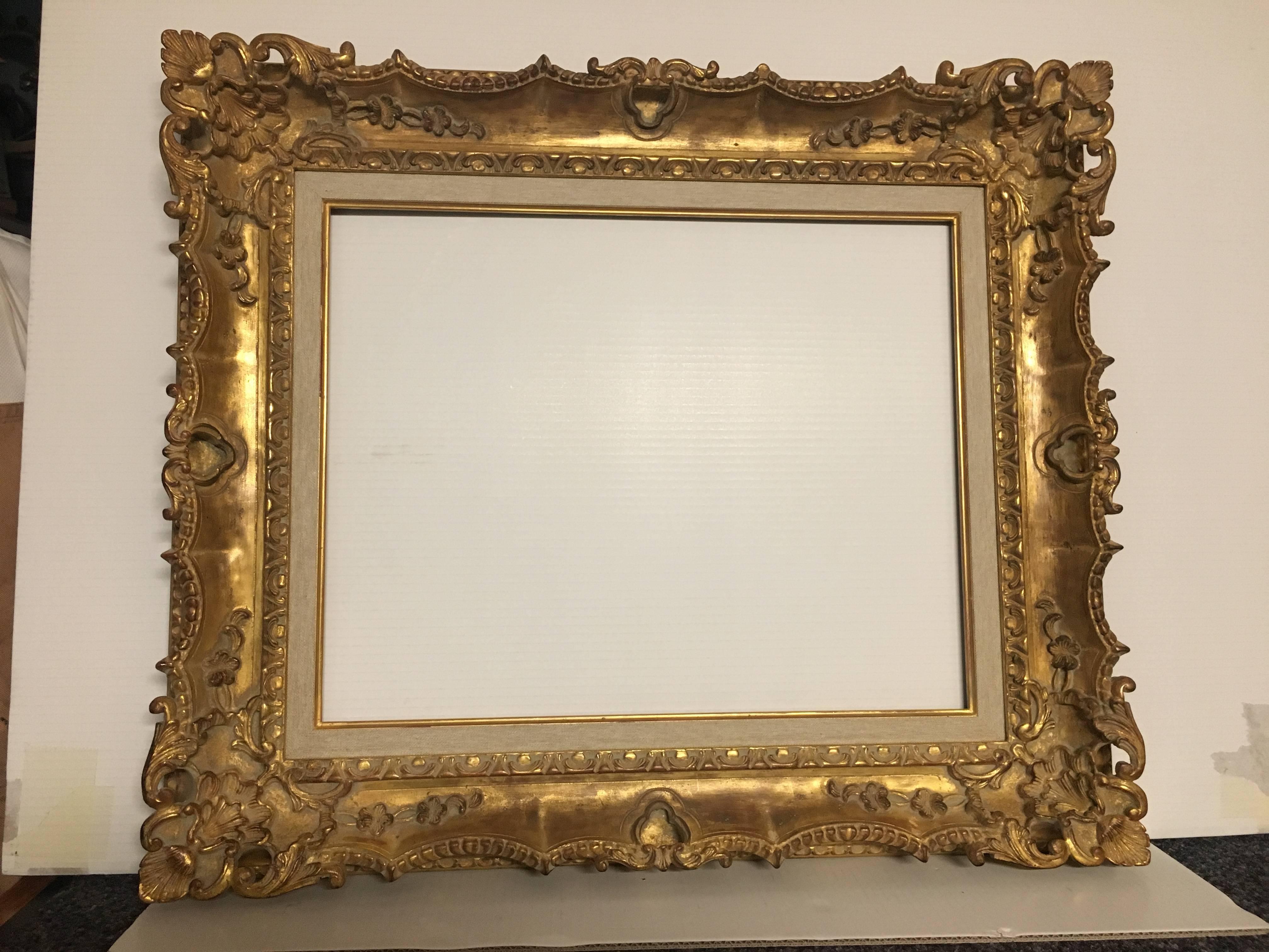 Italian contemporary hand-carved wood frame in French style with gold leaf cover and linen passe-partout. Available in custom sizes.
Measures: cm.59 x 6 x 69 (inside cm. 48 x 38).
   