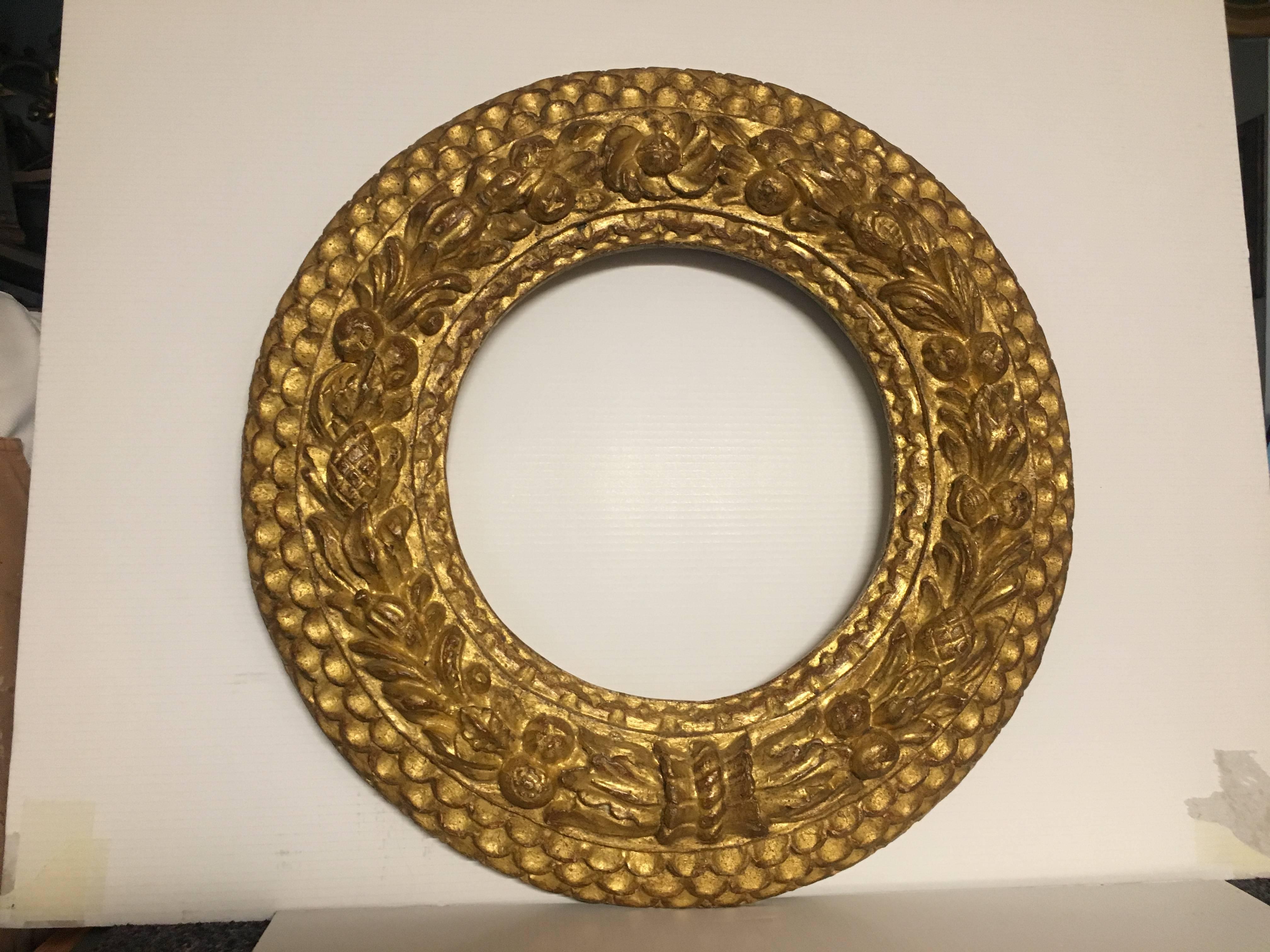 Italian contemporary hand-carved round wood frame with gold leaf cover. Available in custom sizes. 
Measures: Diameter cm.66 x 9 (Internal diameter cm.35).
 