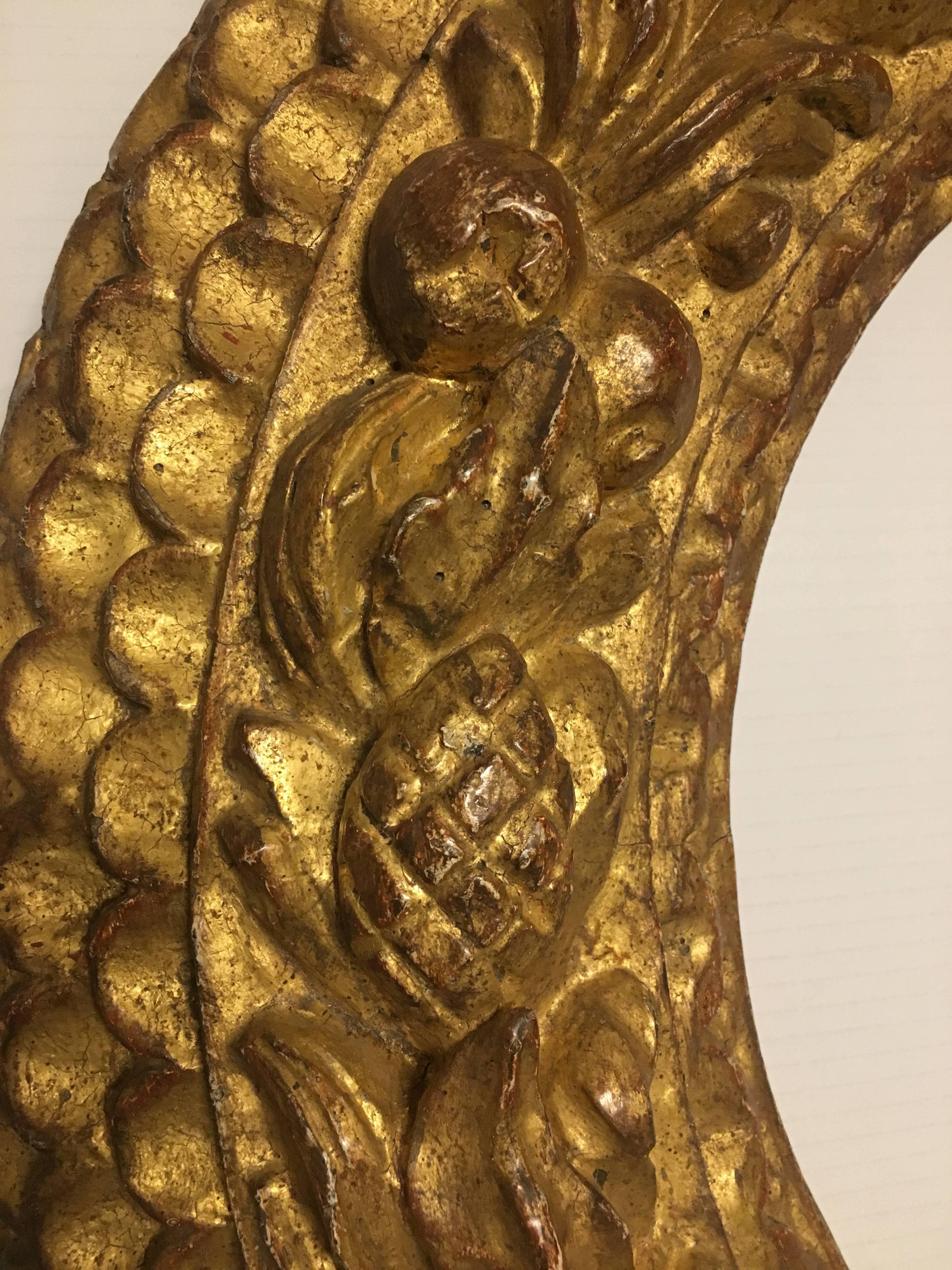 Italienischer zeitgenössischer handgeschnitzter italienischer Holzrahmen mit Blattgolddeckel, maßgeschneiderte Größen (21. Jahrhundert und zeitgenössisch) im Angebot