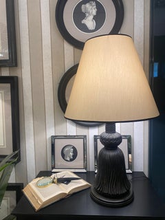 Italienische Contemporary Hand Caved Hand dekoriert hölzerne Lampe mit Lampenschirm aus Stoff