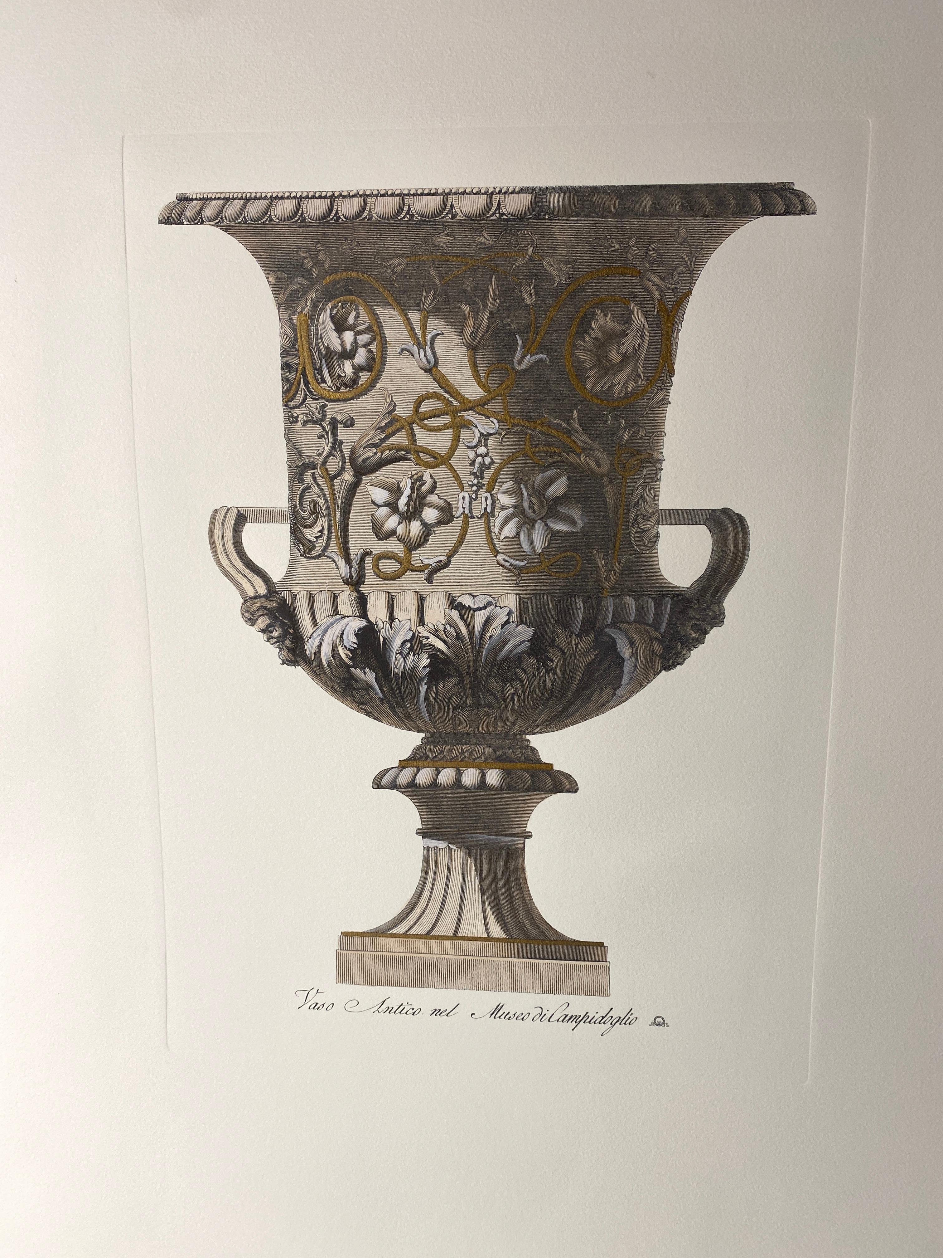 Preciosa estampa que forma parte de una serie de cuatro y representa un antiguo jarrón romano italiano de los Museos Capitolinos de Roma. Está impreso con una prensa antigua y coloreado por nuestros mejores artistas locales.
Completamente pintado a