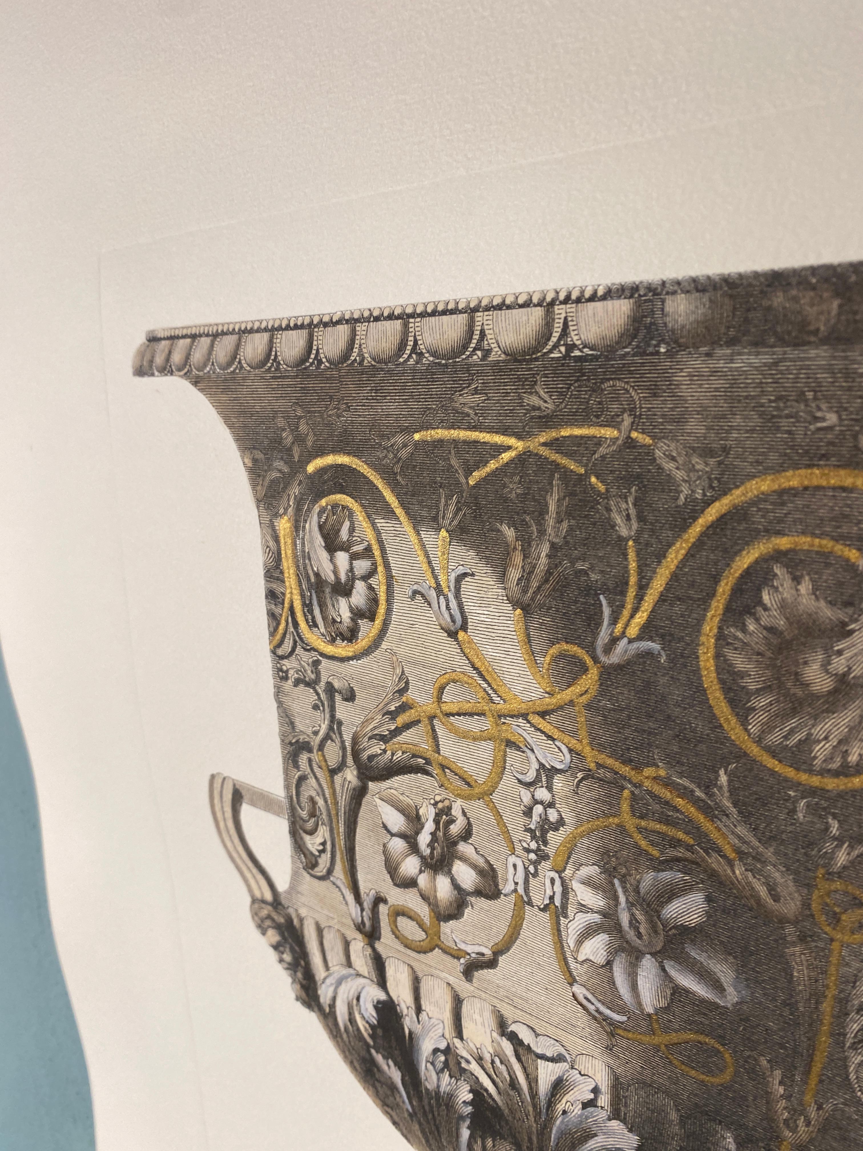 Florero Antiguo Italiano Contemporáneo Coloreado a Mano Crema y Oro Impresión 2 de 4 Pintado a mano en venta