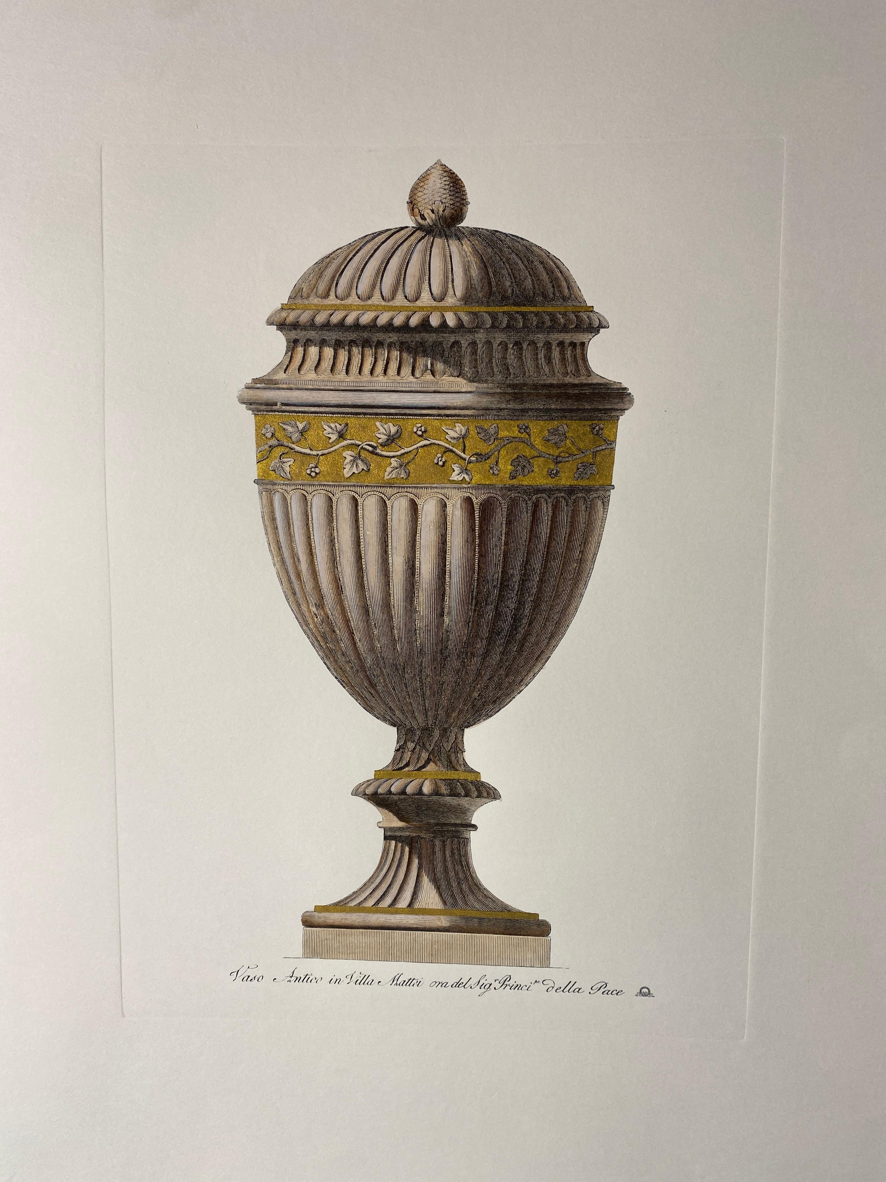Preciosa estampa que forma parte de una serie de cuatro, que representa un antiguo jarrón-arqueta romano italiano de Villa Mattei en Roma. Está impreso con una prensa antigua y coloreado por nuestros mejores artistas locales.
Completamente pintado a