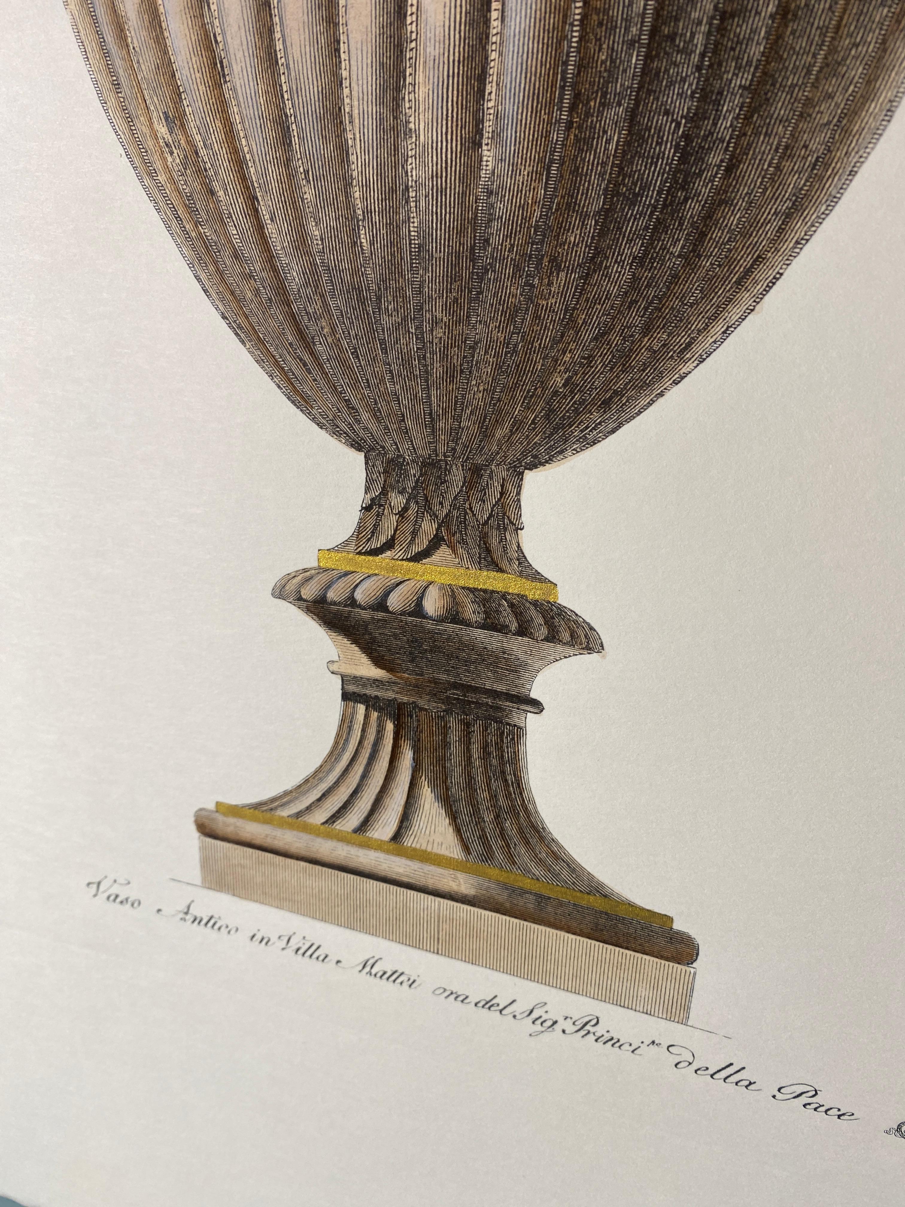 Florero Antiguo Italiano Contemporáneo Coloreado a Mano Crema y Oro Impresión 3 de 4 Pintado a mano en venta