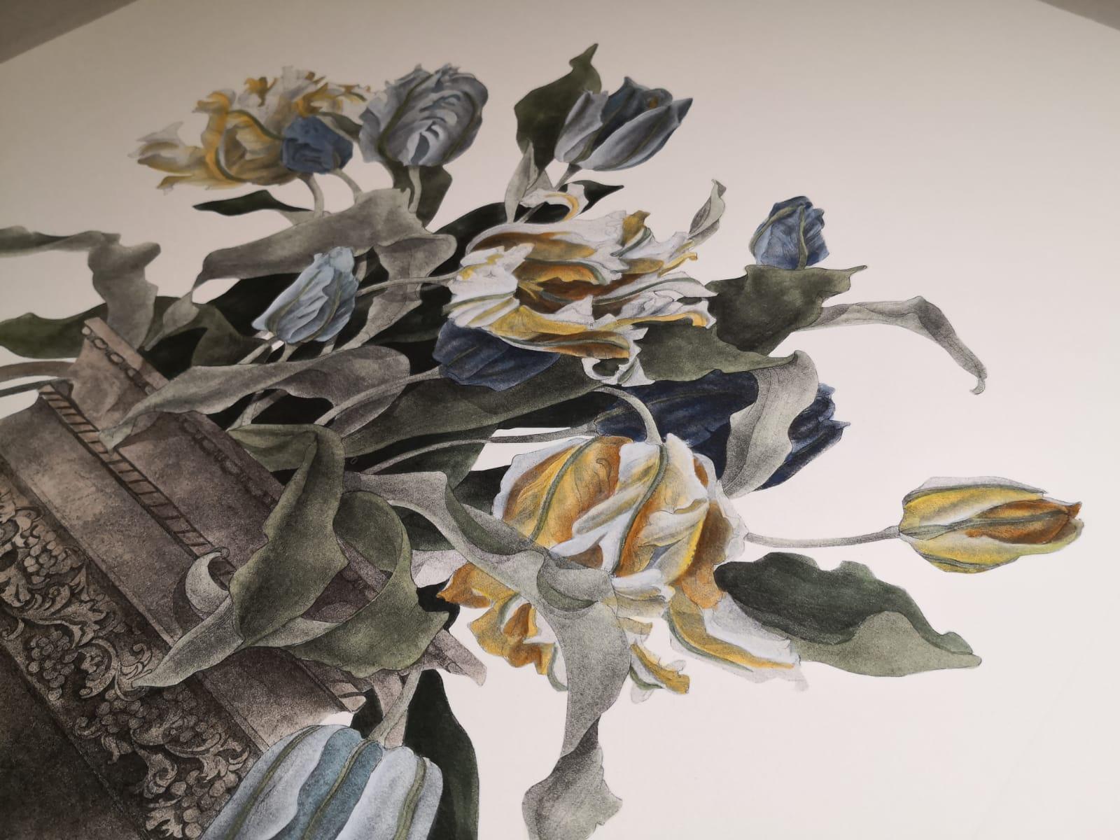 Peint à la main Vase italien contemporain peint à la main, imprimé de tulipes jaune et bleu clair en vente