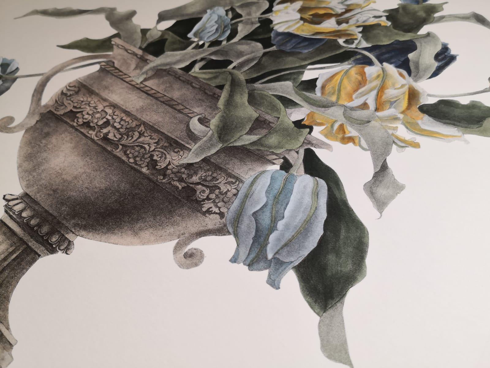 Papier Vase italien contemporain peint à la main, imprimé de tulipes jaune et bleu clair en vente