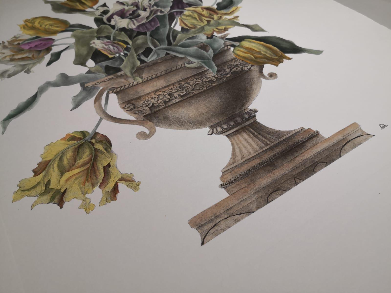 Peint à la main Vase italien contemporain peint à la main imprimé de tulipes jaunes et de roses claires en vente