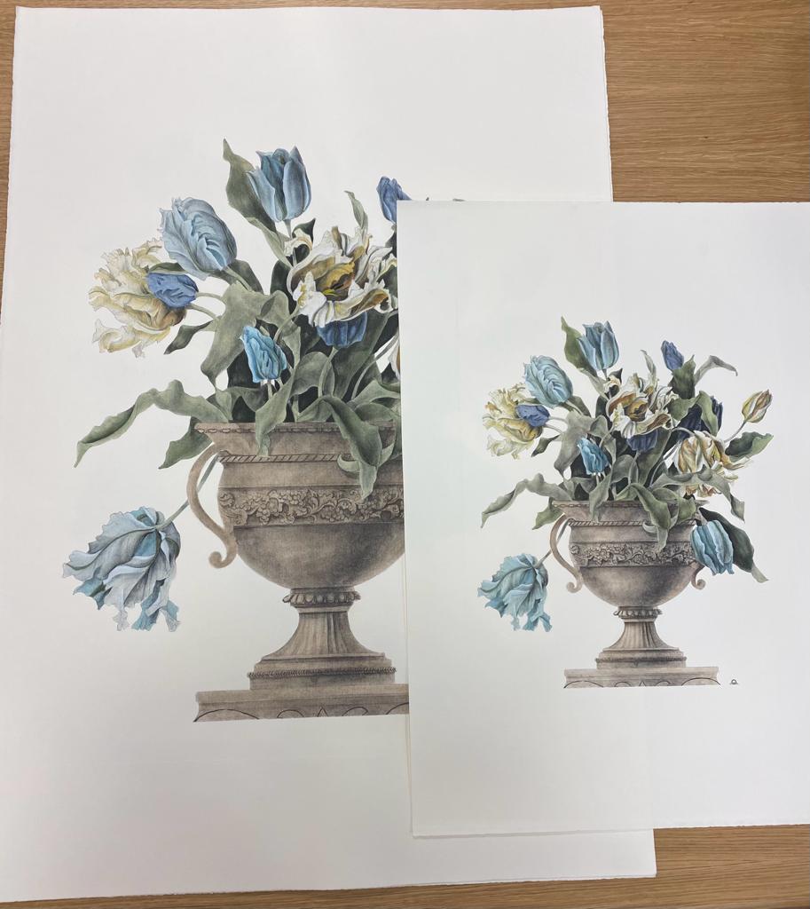 Papier Vase italien contemporain peint à la main imprimé de tulipes jaunes et de roses claires en vente