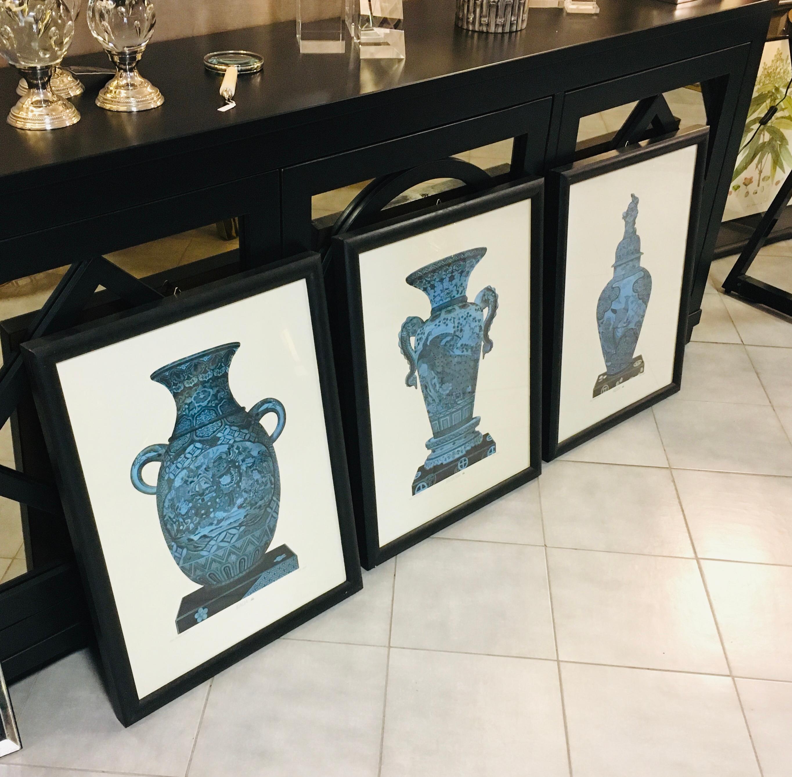 Serie von drei Drucken, die 3 verschiedene antike chinesische Vasen darstellen, mit einem schwarz patinierten Holzrahmen, gedruckt mit einer antiken Presse und gefärbt von unseren besten lokalen Handwerkern.
Artecornici Design verfügt über mehr als
