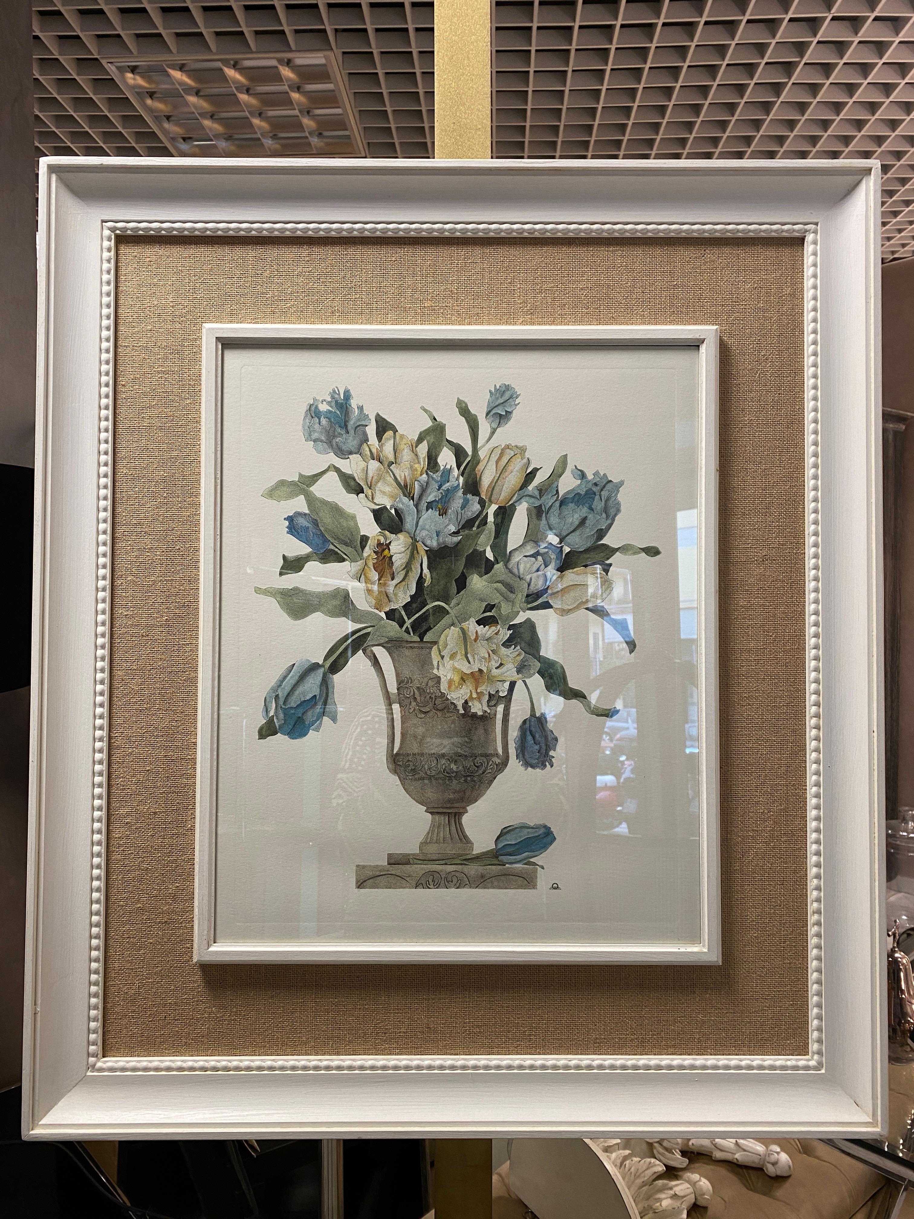 Print aus der Collection Botanique, die Tulpen Vase, mit einem schönen Holzrahmen mit einem Jute-Passpartout bereichert, die Farben und Nuancen von Aquarellfarben bringt.

Eleganter und raffinierter Druck, der eine Vase mit Blumen darstellt, genauer
