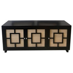 Credenza italiana contemporanea laccata in legno nero e iuta naturale