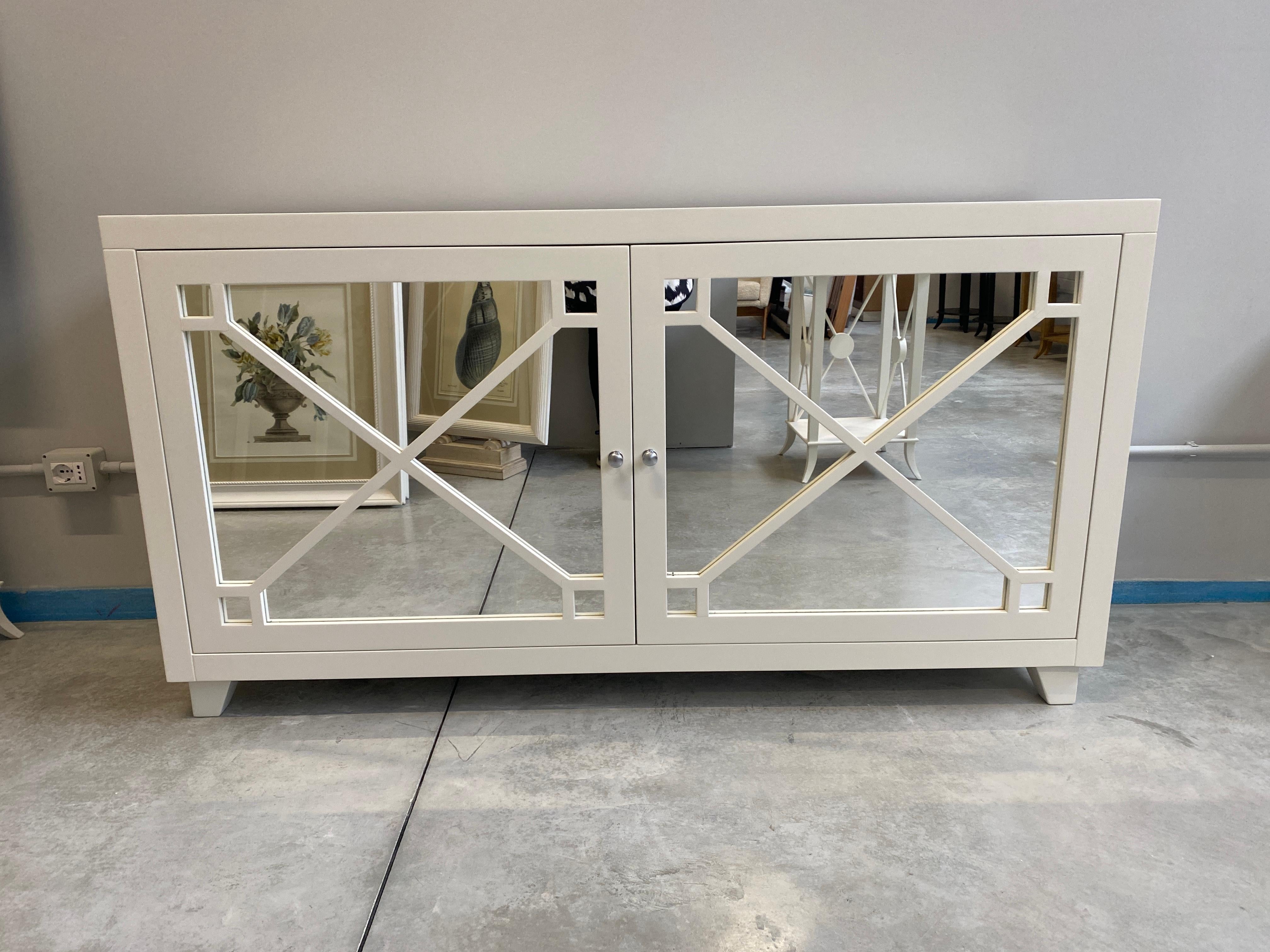 Precioso aparador de dos puertas diseñado y fabricado a mano por nosotros con estructura e interior de madera maciza, acabados en espejo. Toda la estructura de madera está completamente lacada en blanco cálido
Es un objeto de gran calidad y