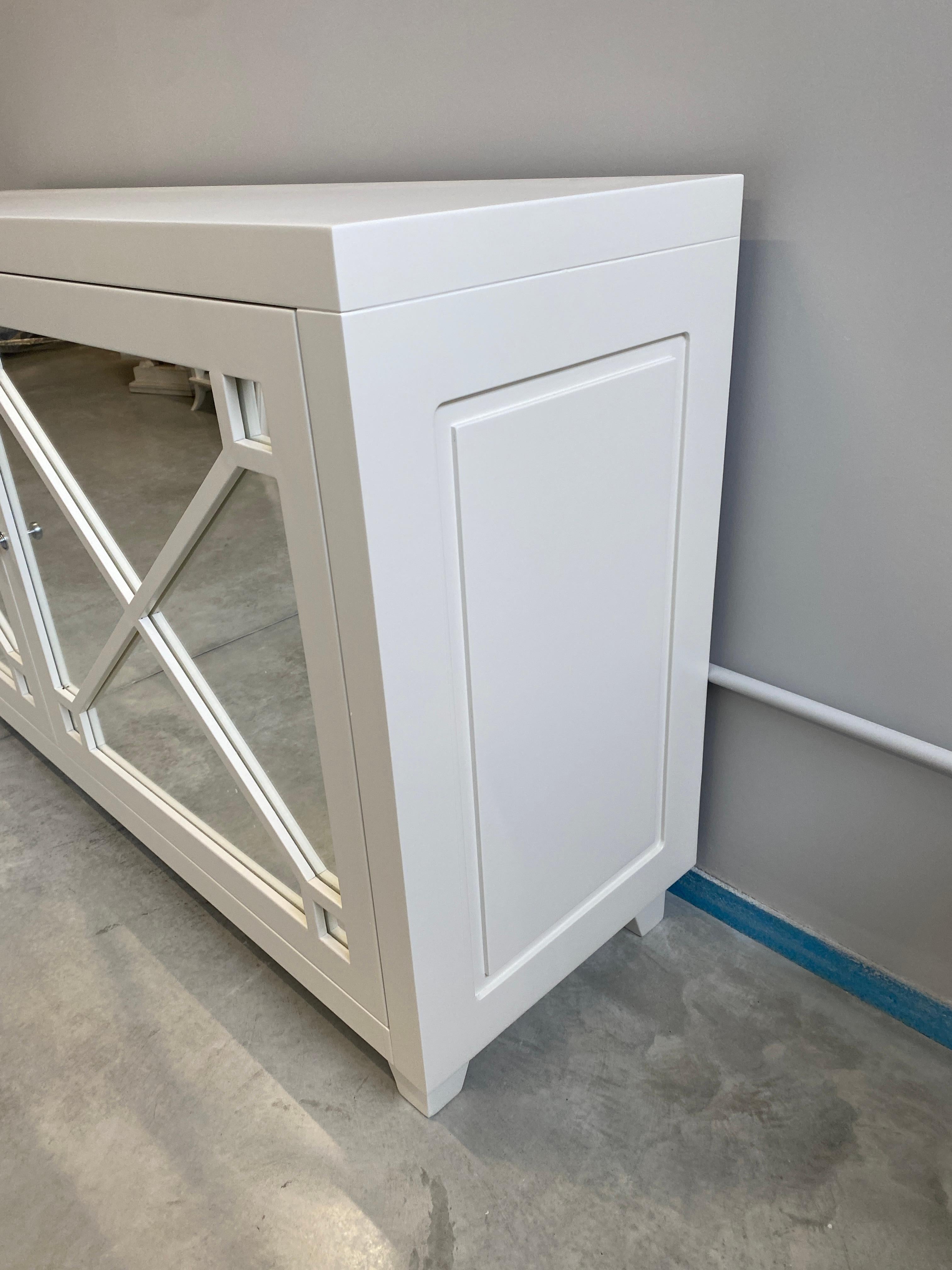 Aparador Italiano Contemporáneo Lacado Blanco Madera y Espejo en Nuevo estado para la venta en Scandicci, Florence