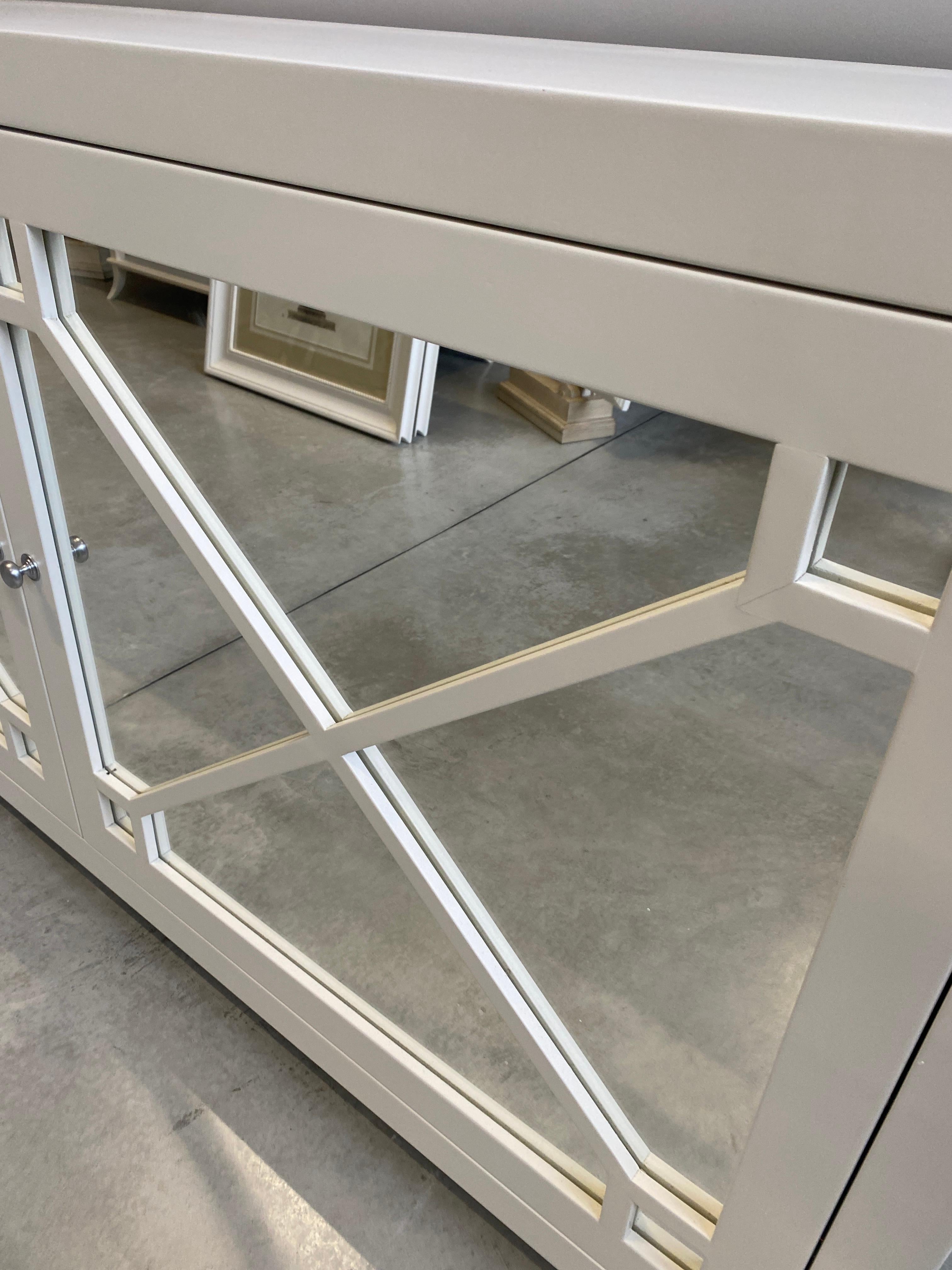 Aparador Italiano Contemporáneo Lacado Blanco Madera y Espejo en venta 1