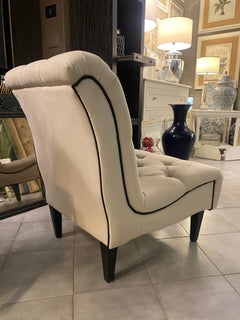 Poltrona da camera italiana contemporanea in velluto color crema e legno nero