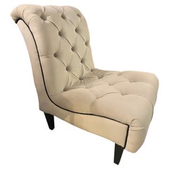 Poltrona da camera italiana contemporanea in velluto color crema e legno nero