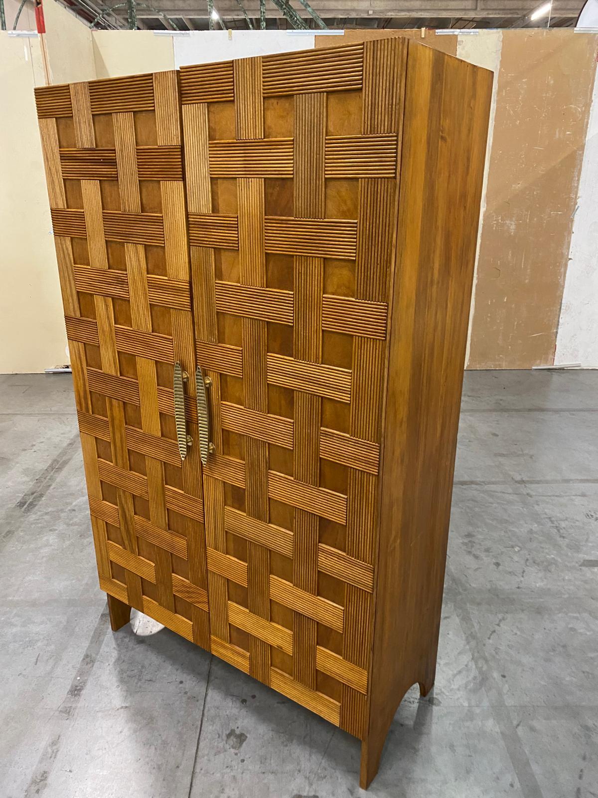 Precioso armario diseñado y fabricado a mano por nosotros con estructura e interior en madera maciza de haya, 2 patas rectangulares , 2 puertas abatibles verticales y orizontales  molduras geométricas (llamadas en italiano 
