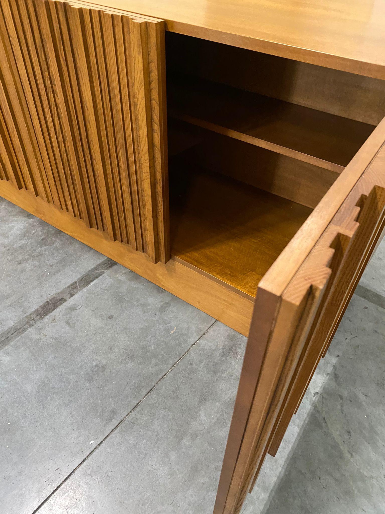 Buffet italien contemporain en bois géométrique de style du milieu du siècle en vente 4
