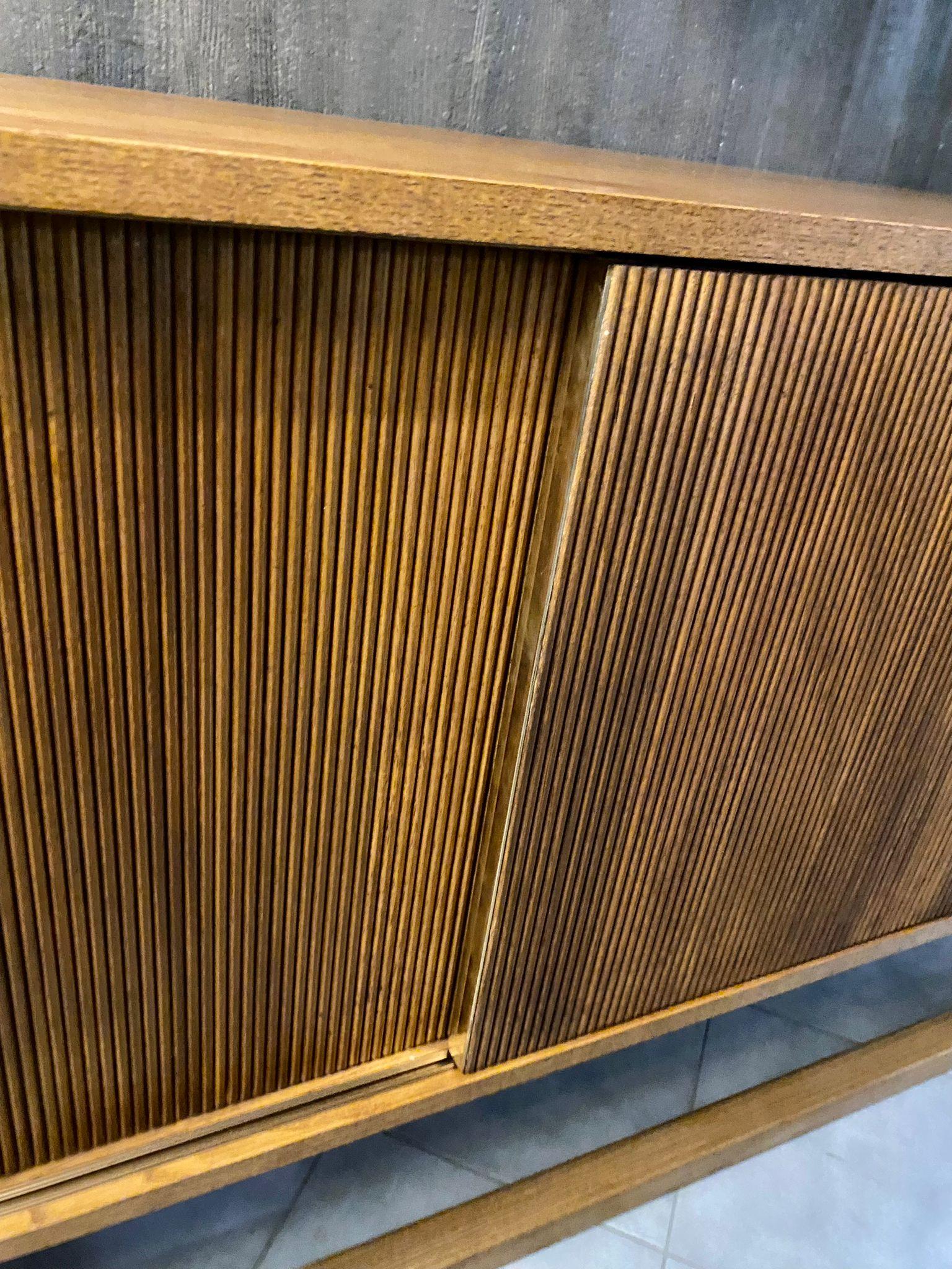 Italian Contemporary Mid-Century Style Geometric Woodand Brass Sideboard in vendita 3