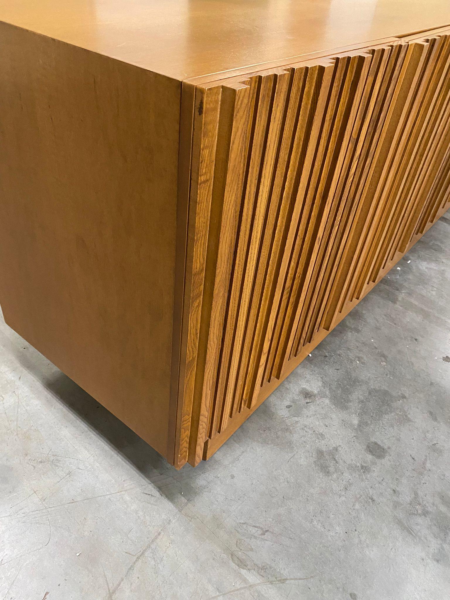 Buffet italien contemporain en bois géométrique de style du milieu du siècle en vente 5