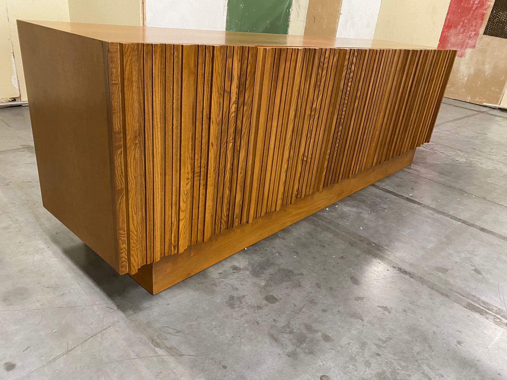 Mid-Century Modern Buffet italien contemporain en bois géométrique de style du milieu du siècle en vente