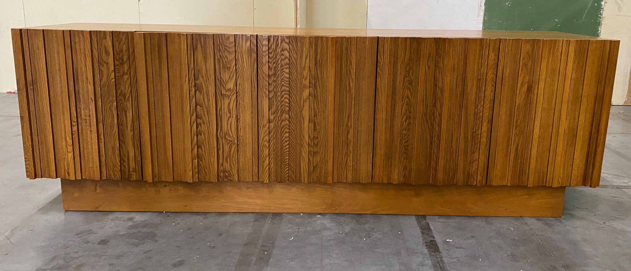 Fait main Buffet italien contemporain en bois géométrique de style du milieu du siècle en vente