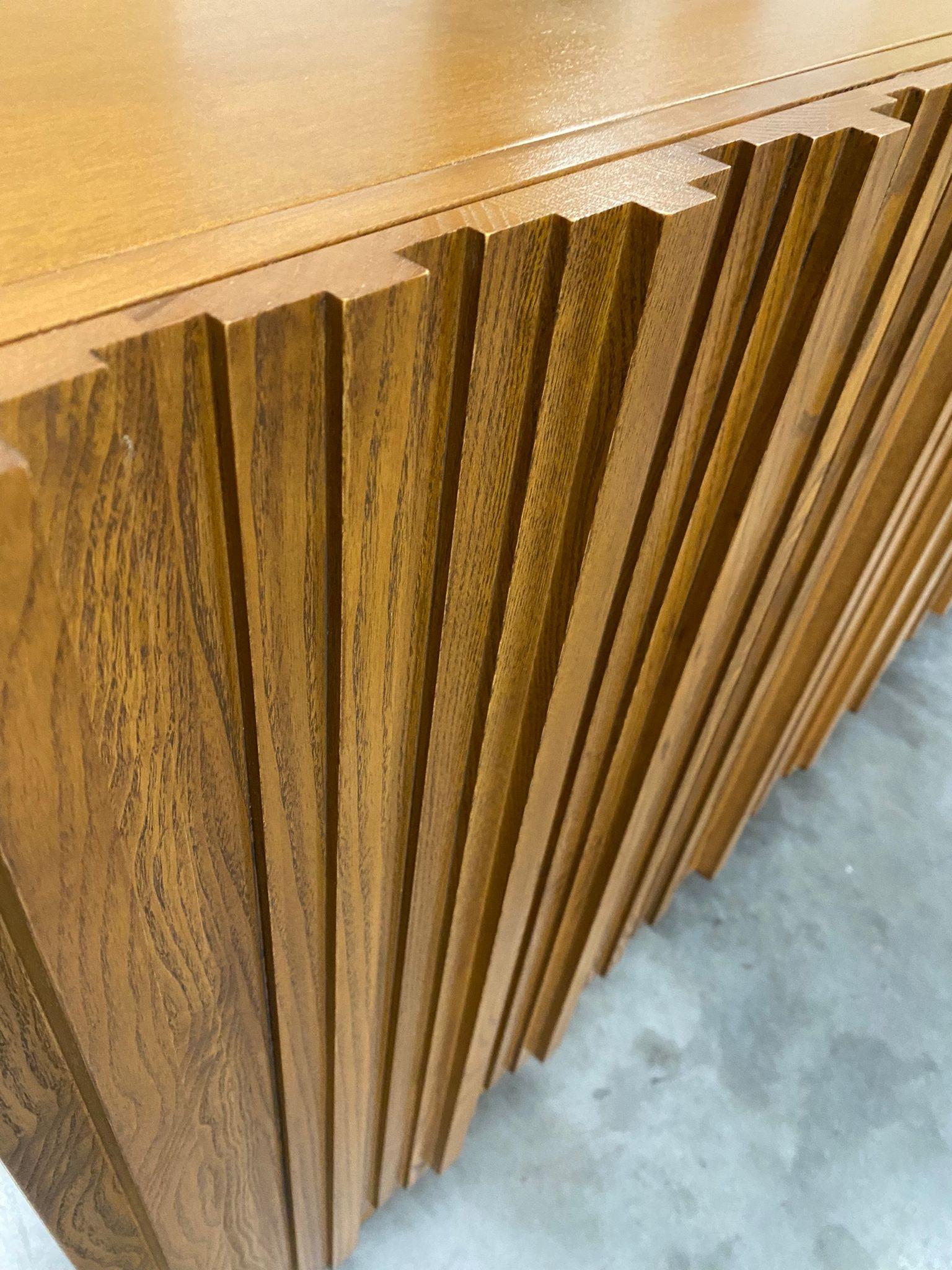 Buffet italien contemporain en bois géométrique de style du milieu du siècle Neuf - En vente à Scandicci, Florence