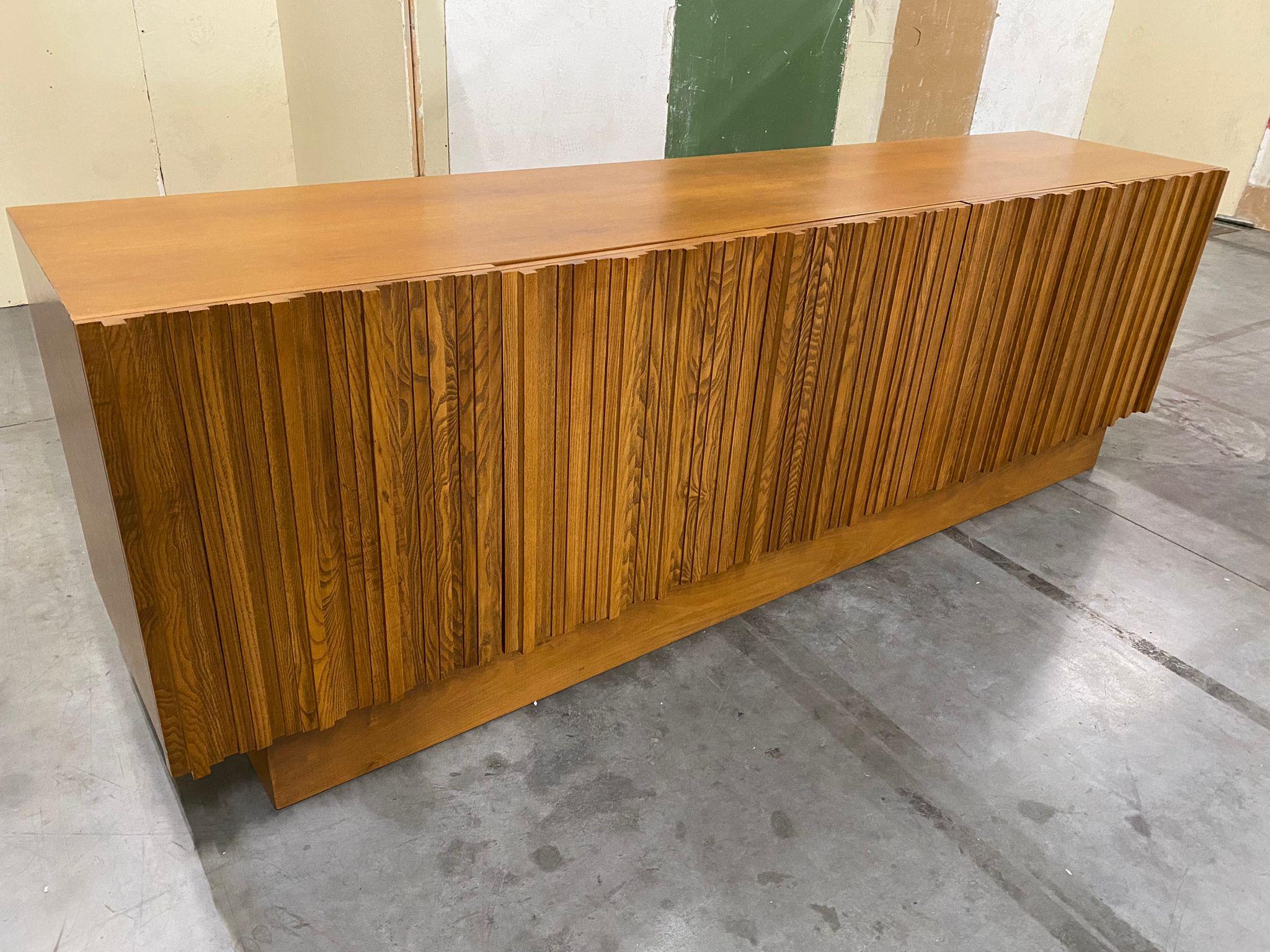 XXIe siècle et contemporain Buffet italien contemporain en bois géométrique de style du milieu du siècle en vente