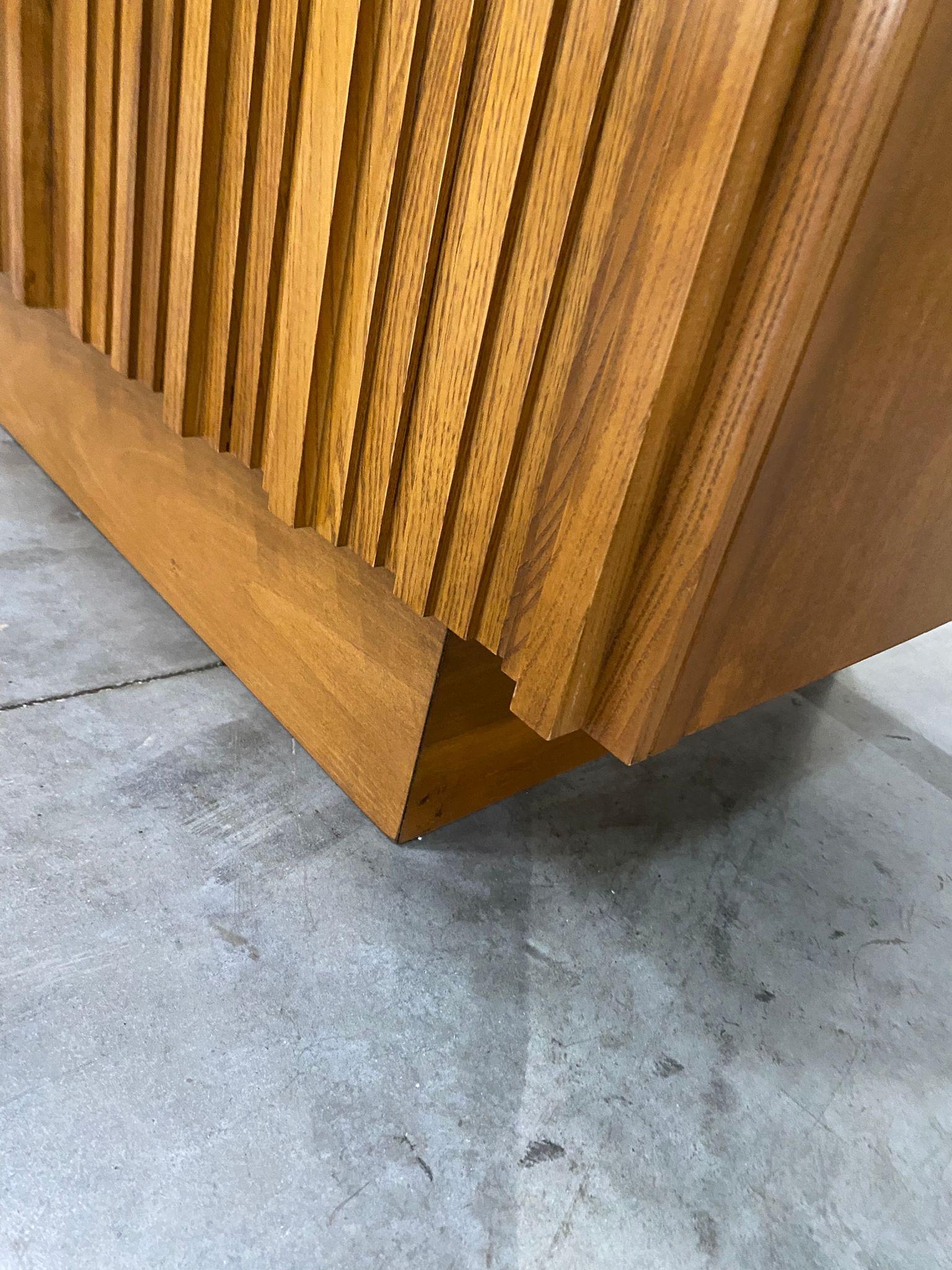 Bois Buffet italien contemporain en bois géométrique de style du milieu du siècle en vente