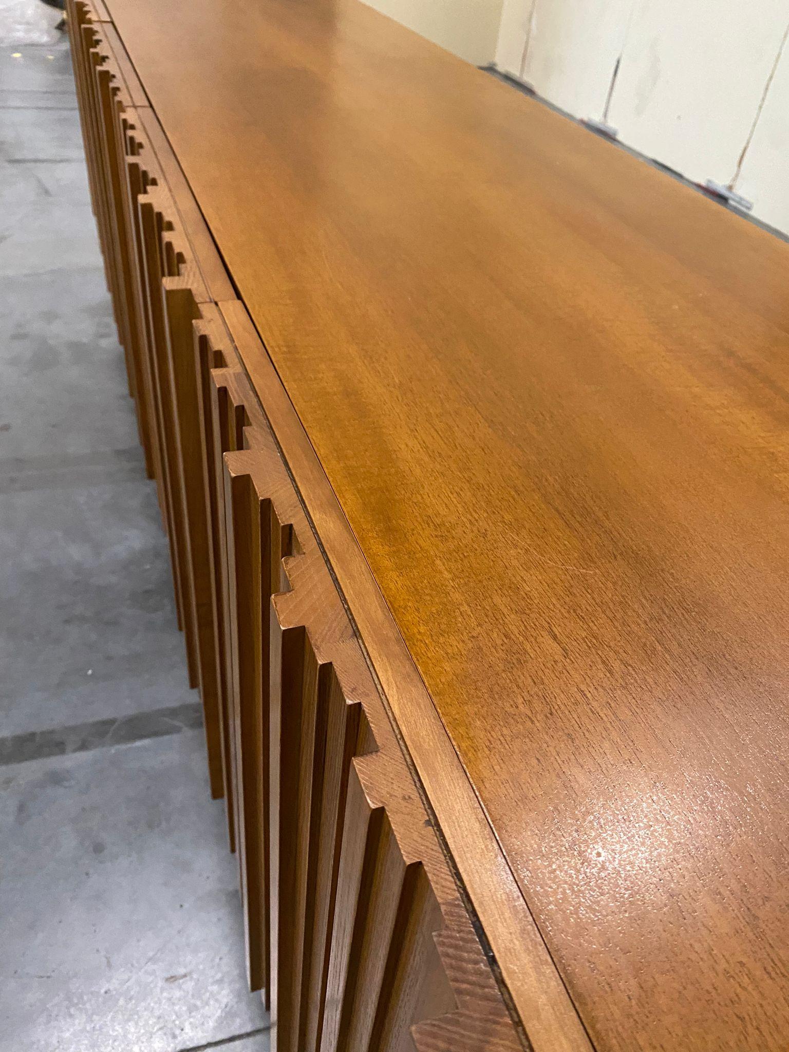 Buffet italien contemporain en bois géométrique de style du milieu du siècle en vente 1