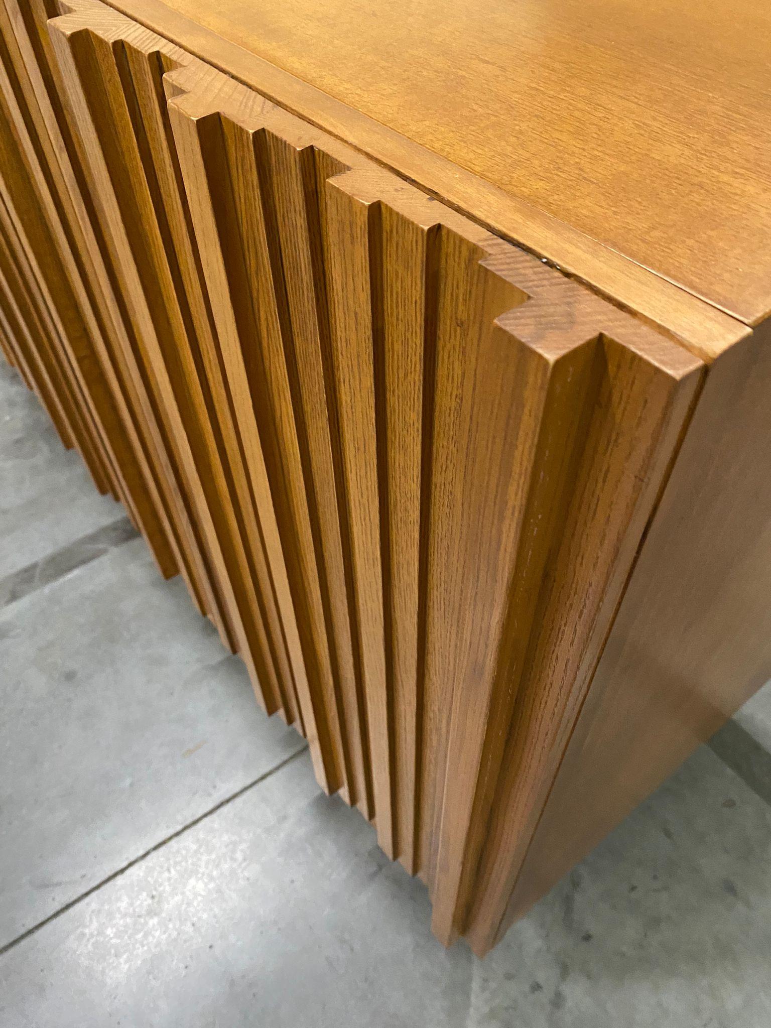 Buffet italien contemporain en bois géométrique de style du milieu du siècle en vente 2