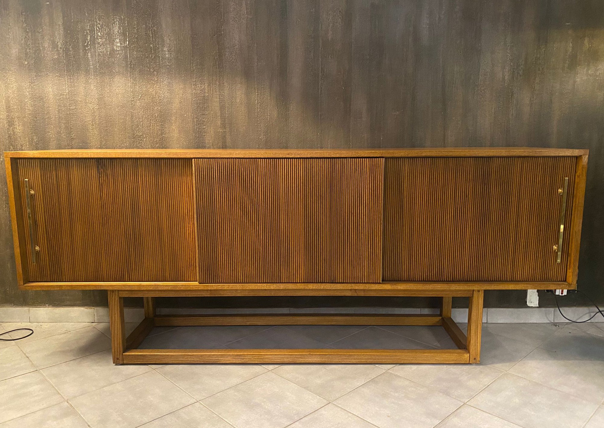 Buffet italien contemporain du milieu du siècle en bois géométrique et laiton