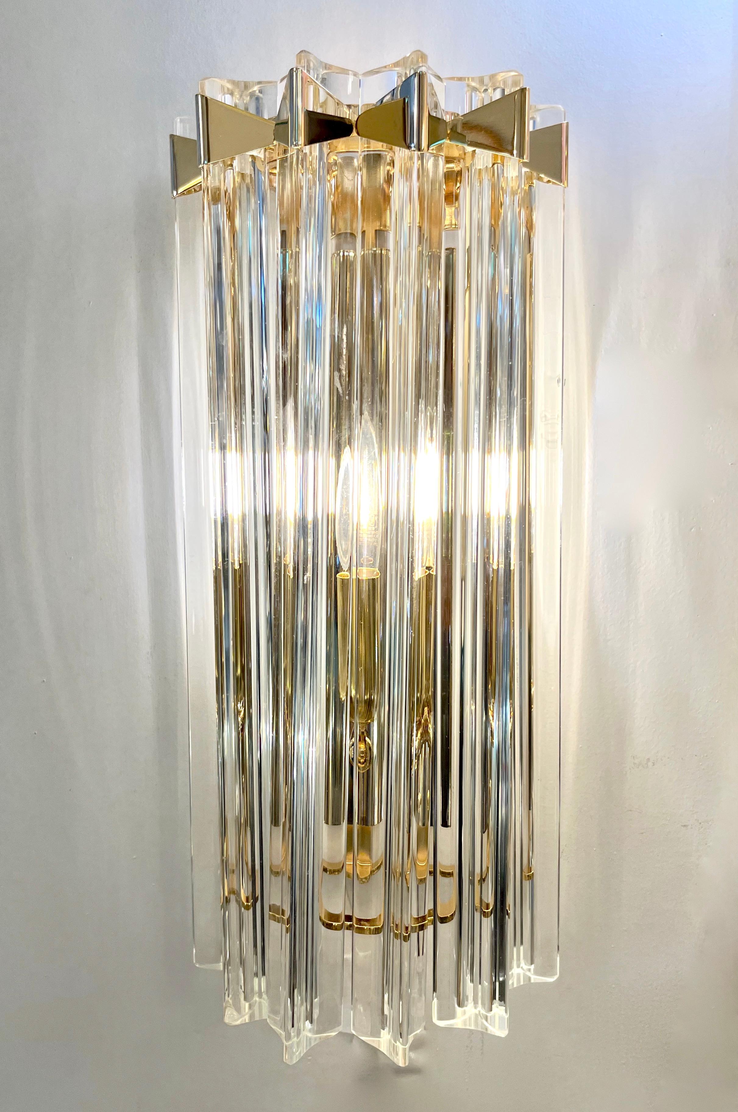 Very sleek Venetian wall light with organic Minimalist design and Art Deco flair, consisting of six spectacular straight crystal clear Murano glass rods of triangular section with stunning concave sides that amplifies the light reflections and