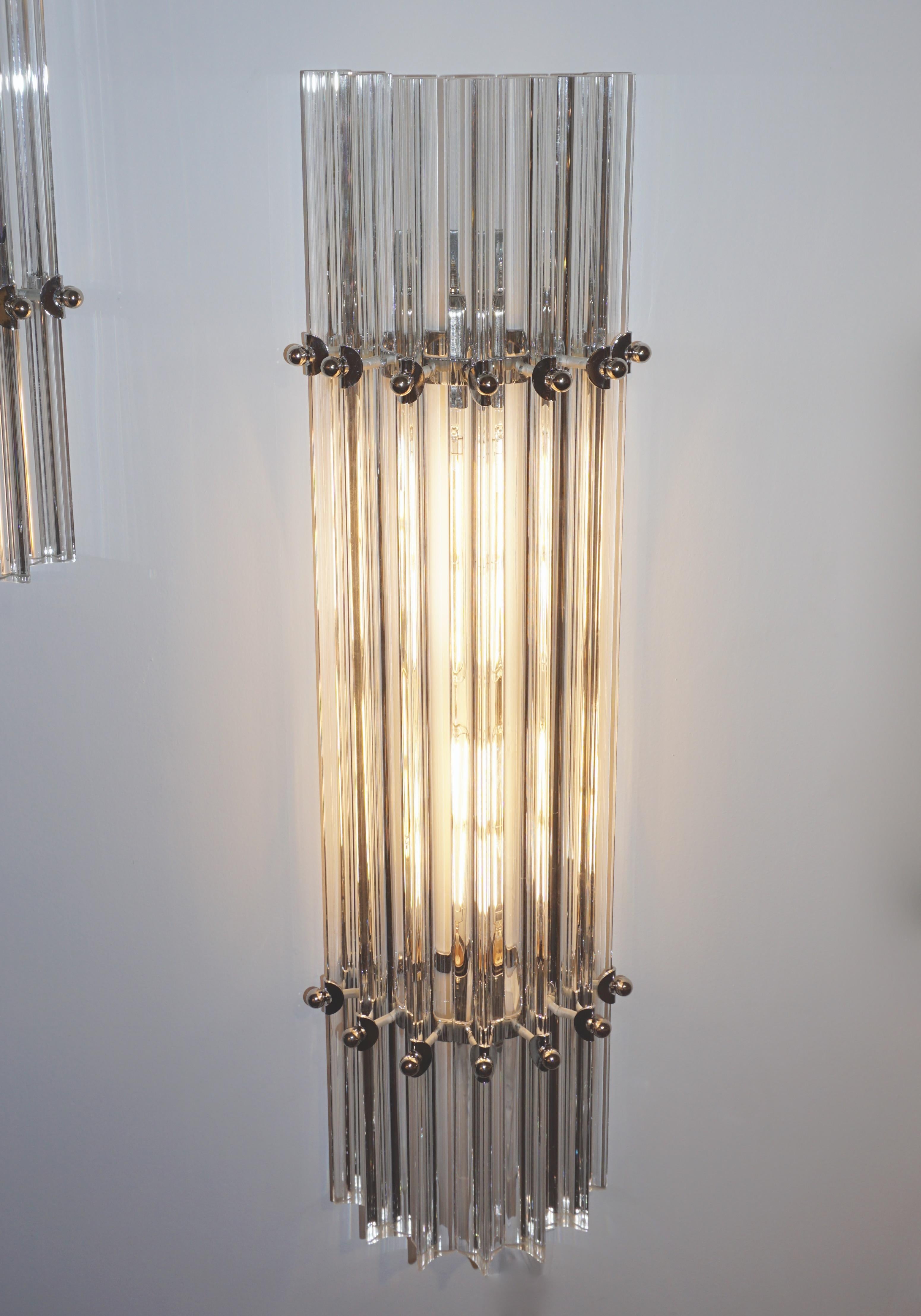 Italienische zeitgenössische minimalistische vertikale Wandleuchte aus Kristall-Muranoglas und Nickel im Angebot 3