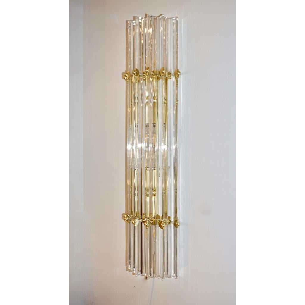 Italienisches zeitgenössisches, minimalistisches Paar Wandleuchter aus satiniertem Messing und Kristall-Muranoglas (Handgefertigt) im Angebot