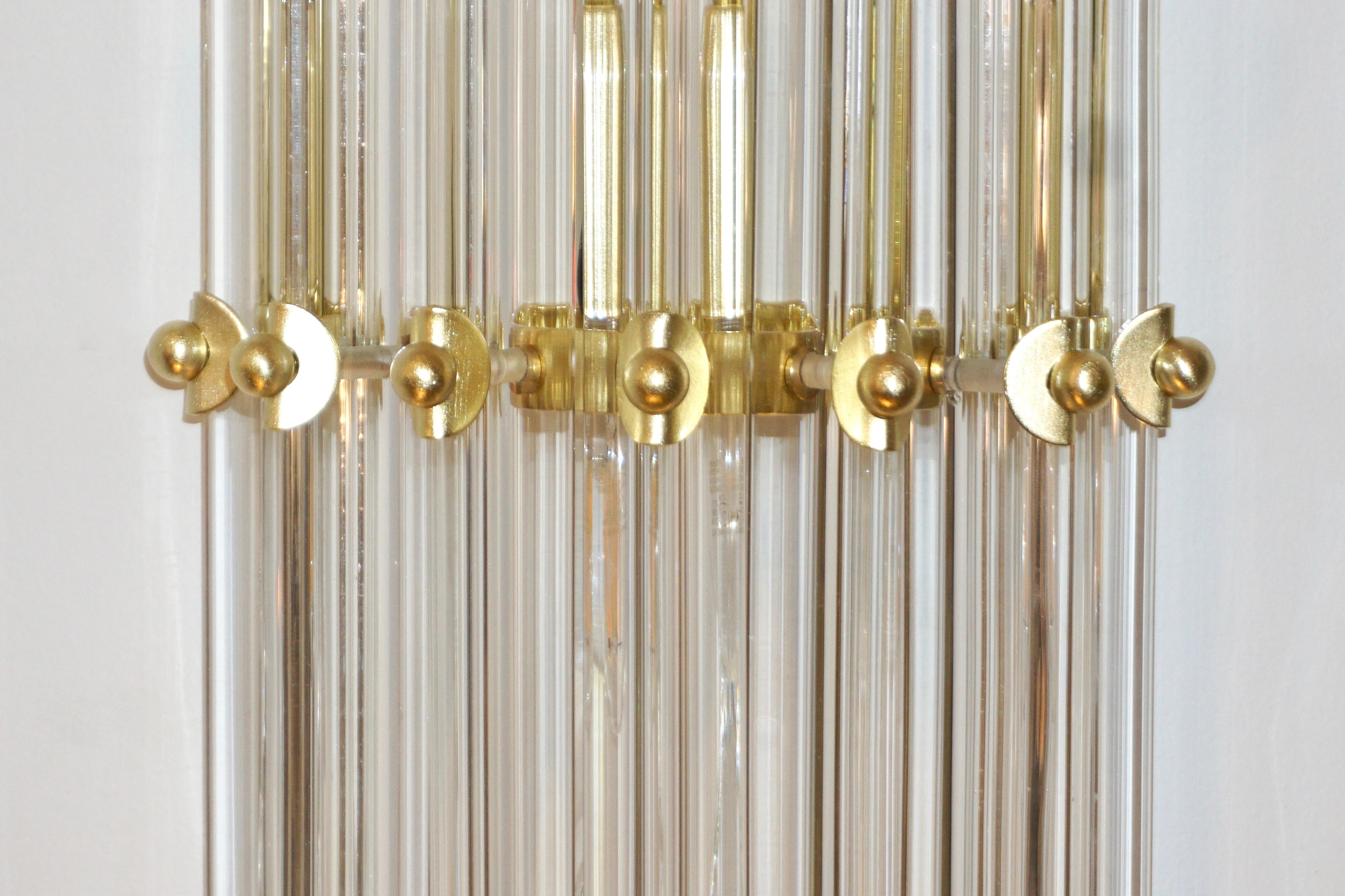 Italienisches zeitgenössisches, minimalistisches Paar Wandleuchter aus satiniertem Messing und Kristall-Muranoglas im Zustand „Neu“ im Angebot in New York, NY