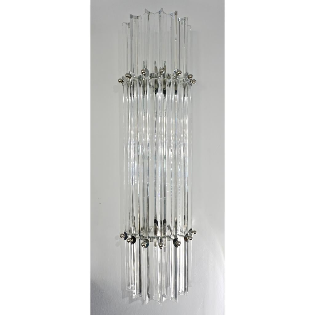 Italienisches zeitgenössisches, minimalistisches Paar Wandleuchter aus satiniertem Messing und Kristall-Muranoglas im Angebot 1