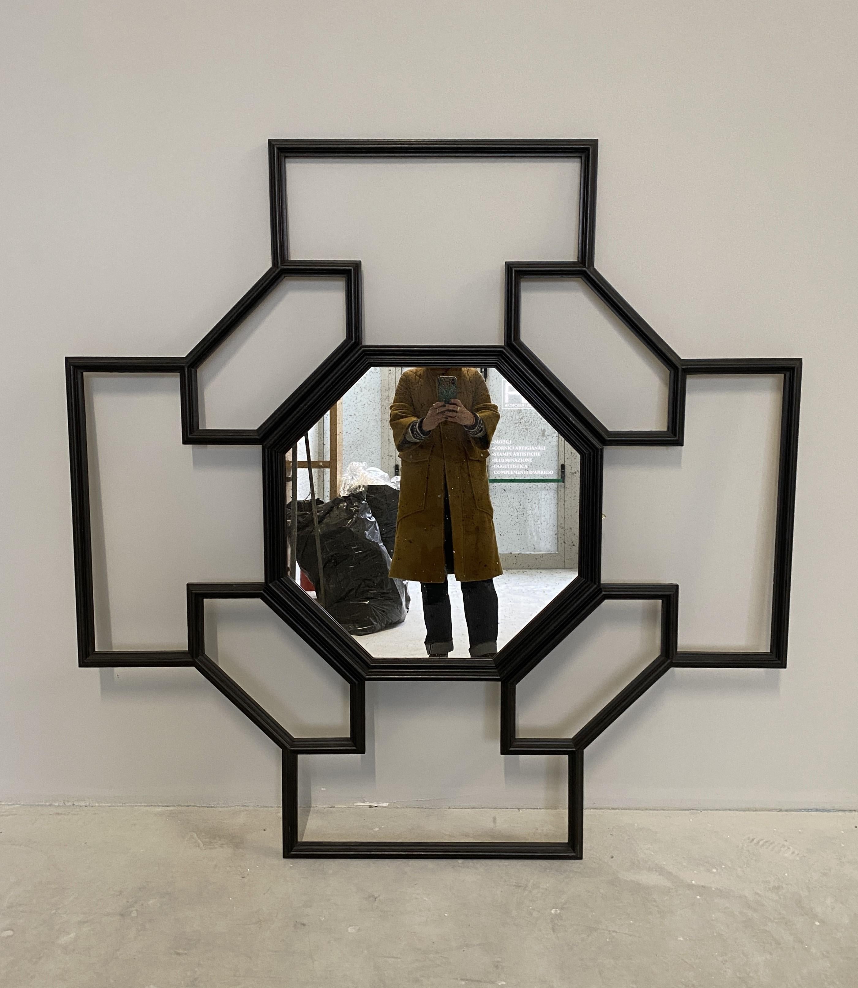Eine handgefertigte Tulipwood-Struktur macht diesen Spiegel exklusiv und elegant. Der Rahmen bildet geometrische Rautenformen, die einen achteckigen Spiegel in der Mitte einbeziehen. Die Rahmen sind mit einer schwarzen Patina überzogen. 
Maße des