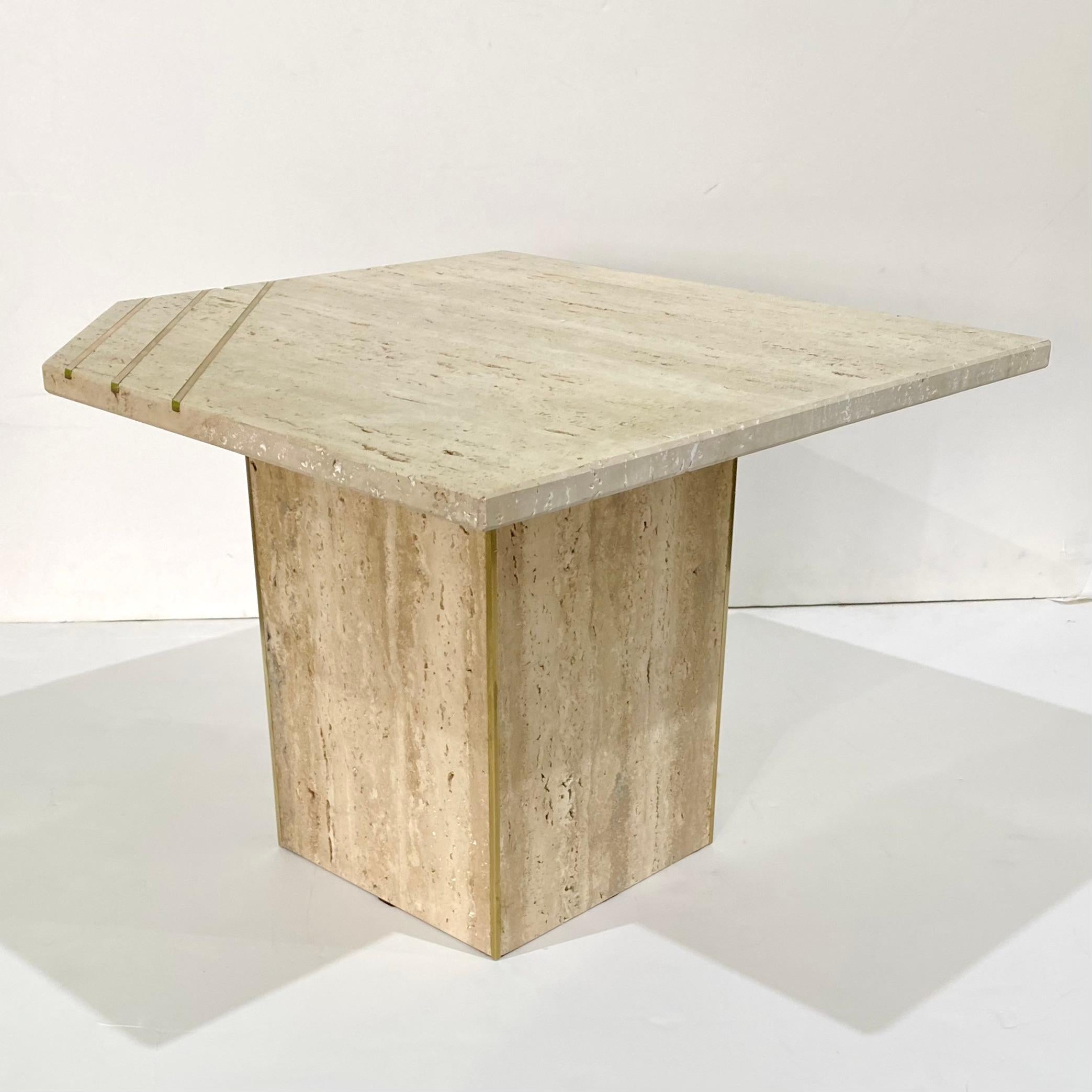 Italienisches zeitgenössisches modernes Travertin-Nesting-Tische mit Messing-Einsätzen (Organische Moderne) im Angebot
