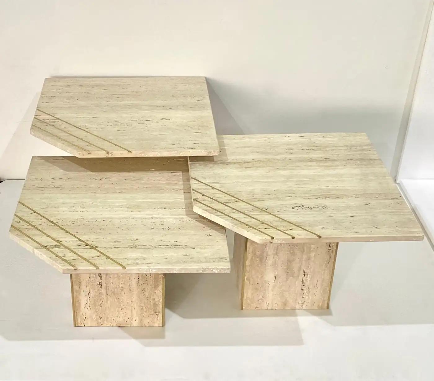 Juego de Mesas Nido Italianas Contemporáneas Modernas de Travertino con Inserciones de Latón en venta 6