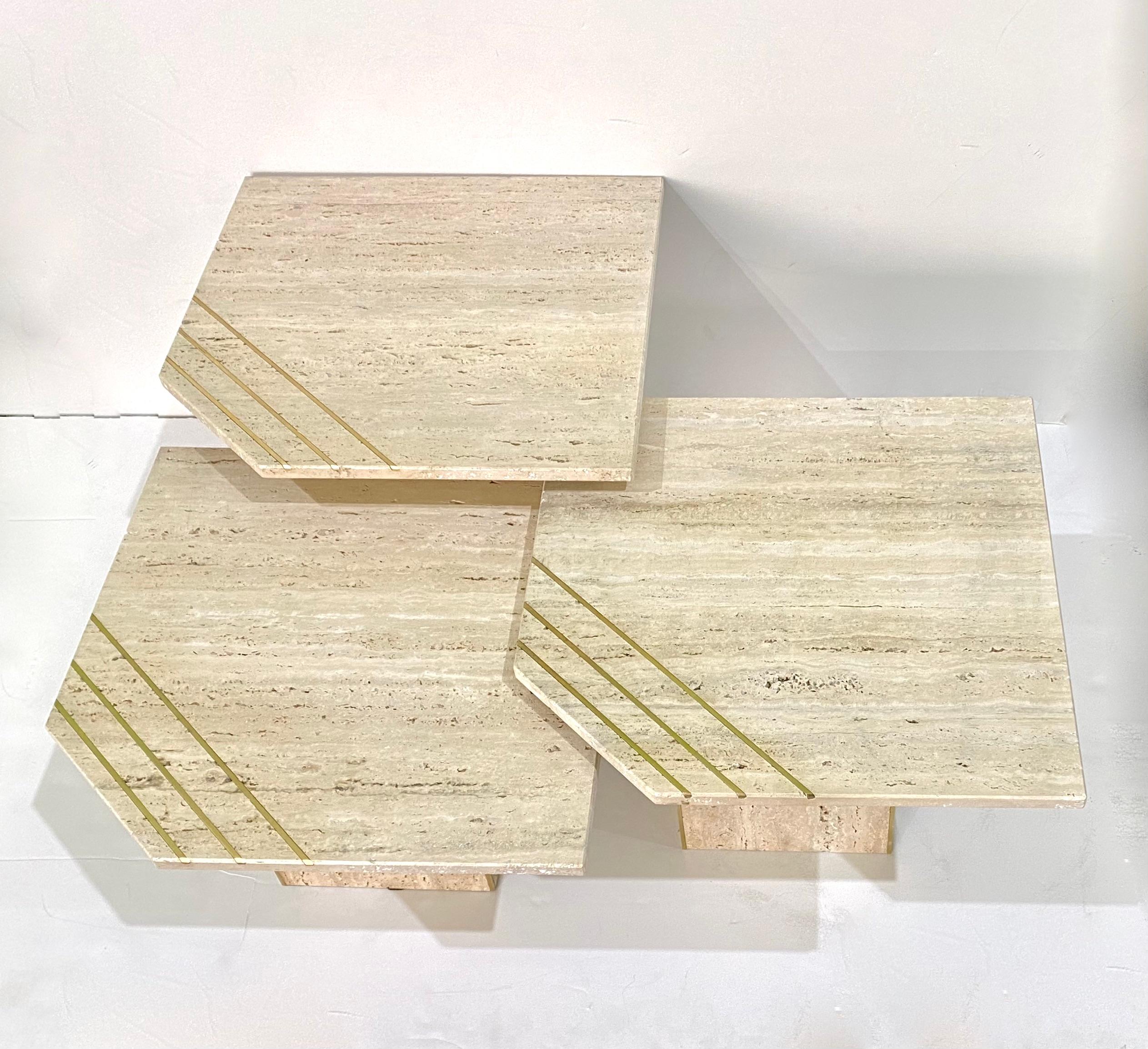 Couchtisch-Set aus Travertinmarmor, hergestellt in Italien, komplett handgefertigt: 3 elfenbeinfarbene, cremefarbene Travertin-Tische, die in verschiedenen Höhen ineinander geschoben werden können. Das geometrische Design ist sehr verlockend mit