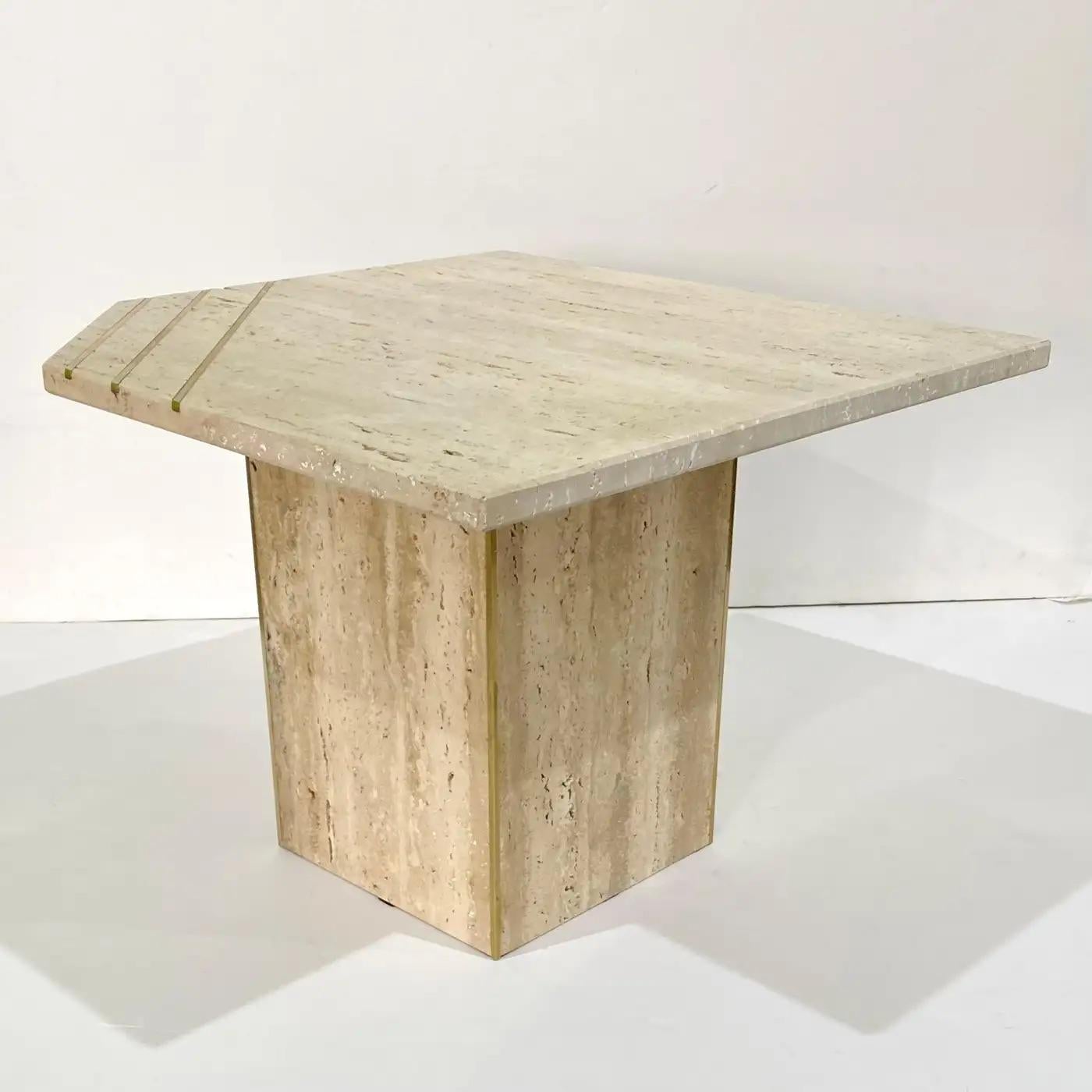 Juego de Mesas Nido Italianas Contemporáneas Modernas de Travertino con Inserciones de Latón Moderno orgánico en venta