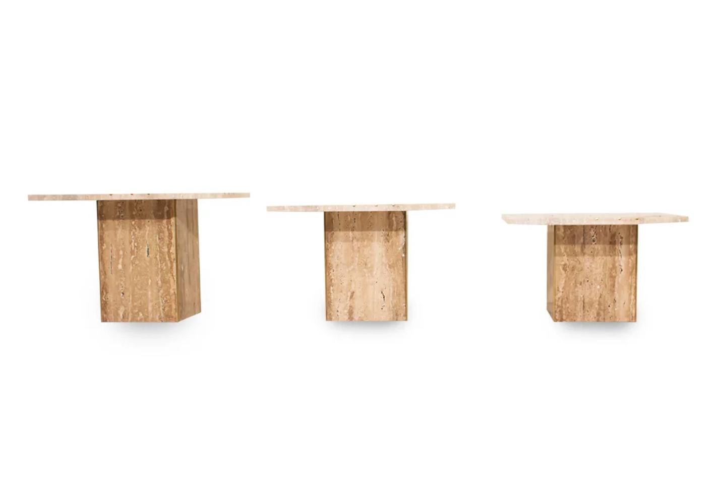 Italiano Set di tavolini in travertino moderni e italiani con inserti in ottone in vendita