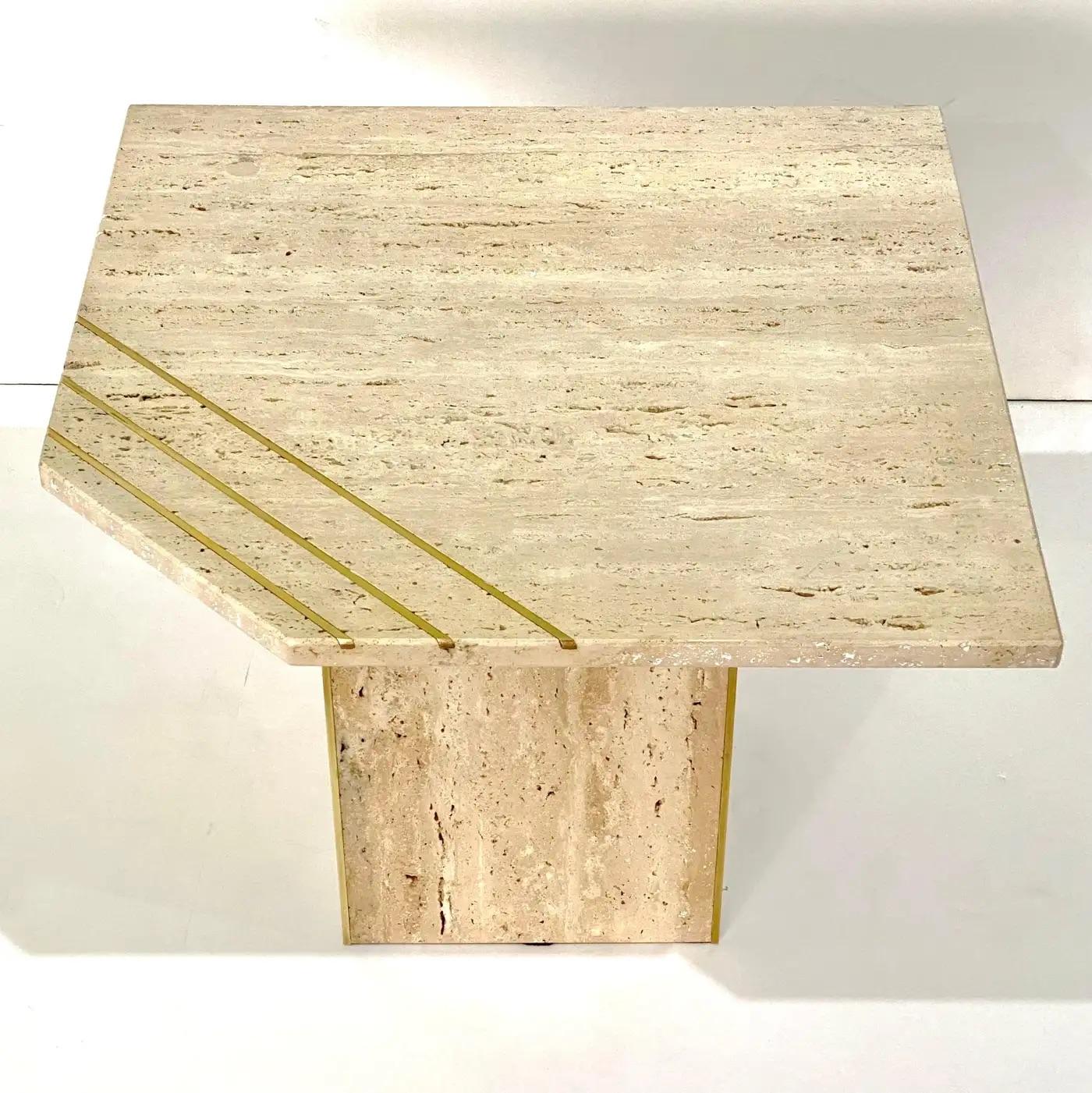 Juego de Mesas Nido Italianas Contemporáneas Modernas de Travertino con Inserciones de Latón Italiano en venta
