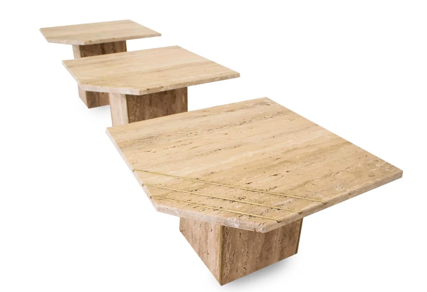 Fatto a mano Set di tavolini in travertino moderni e italiani con inserti in ottone in vendita