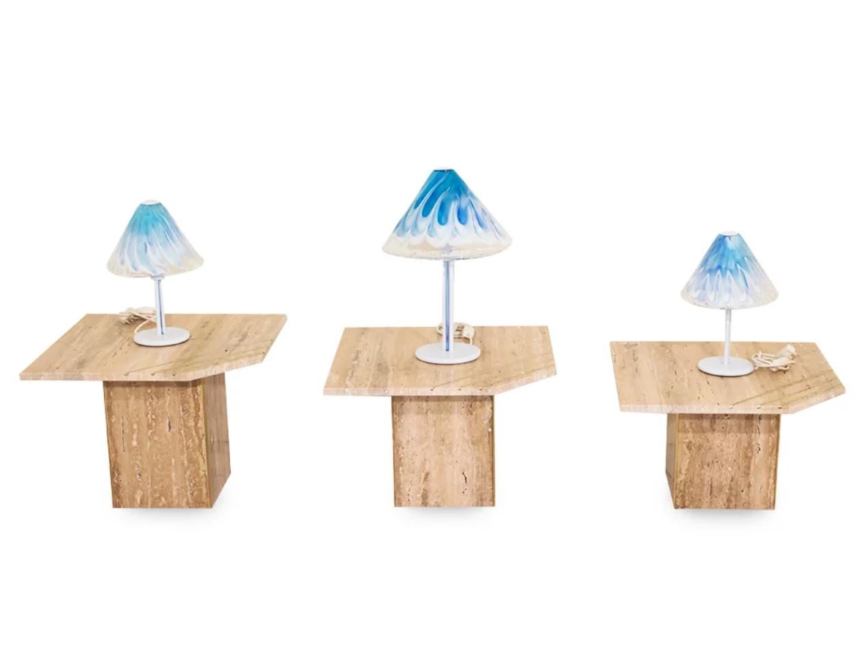 Set di tavolini in travertino moderni e italiani con inserti in ottone In condizioni Nuovo in vendita a New York, NY