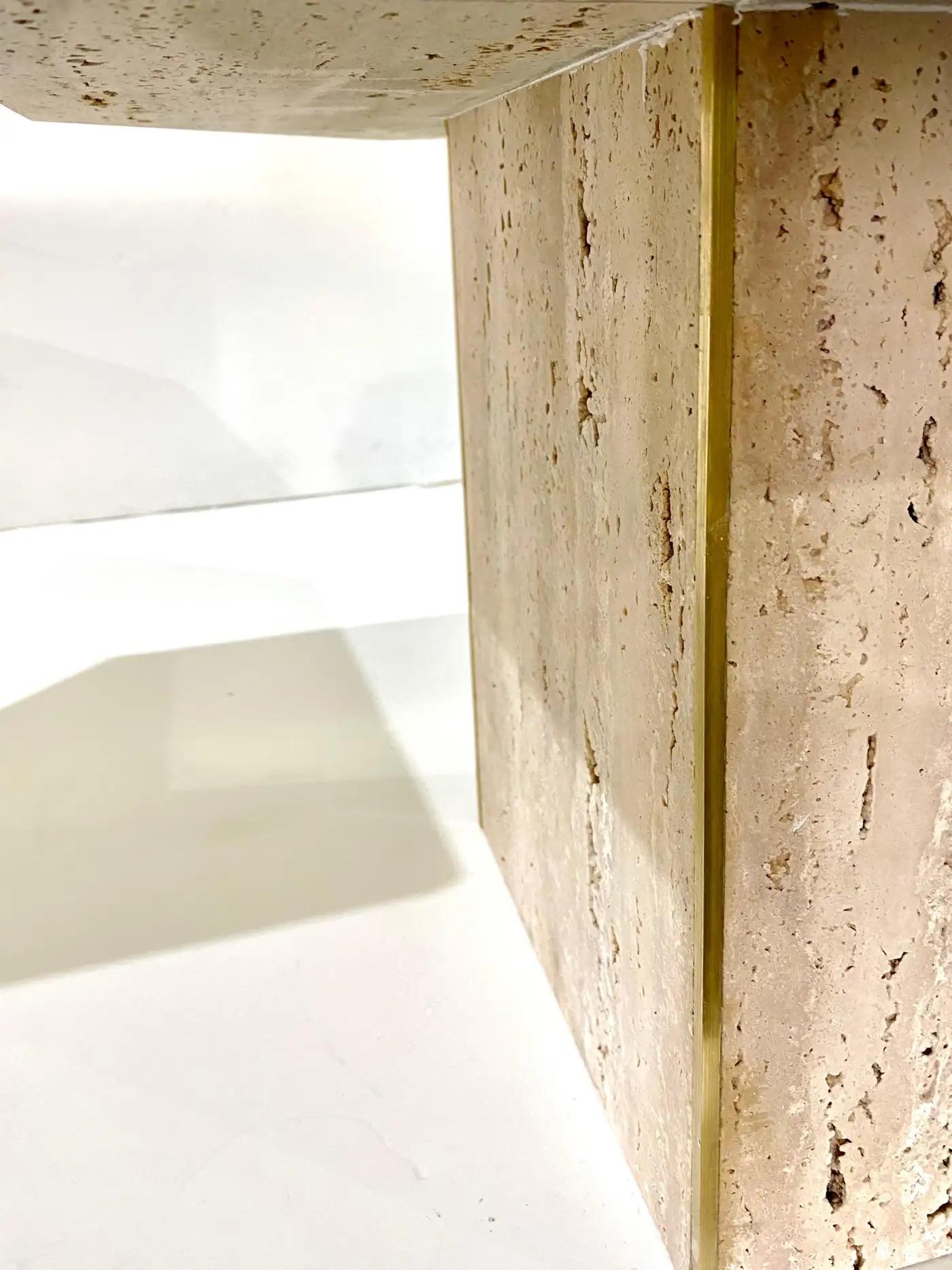 Juego de Mesas Nido Italianas Contemporáneas Modernas de Travertino con Inserciones de Latón en Nuevo estado para la venta en New York, NY