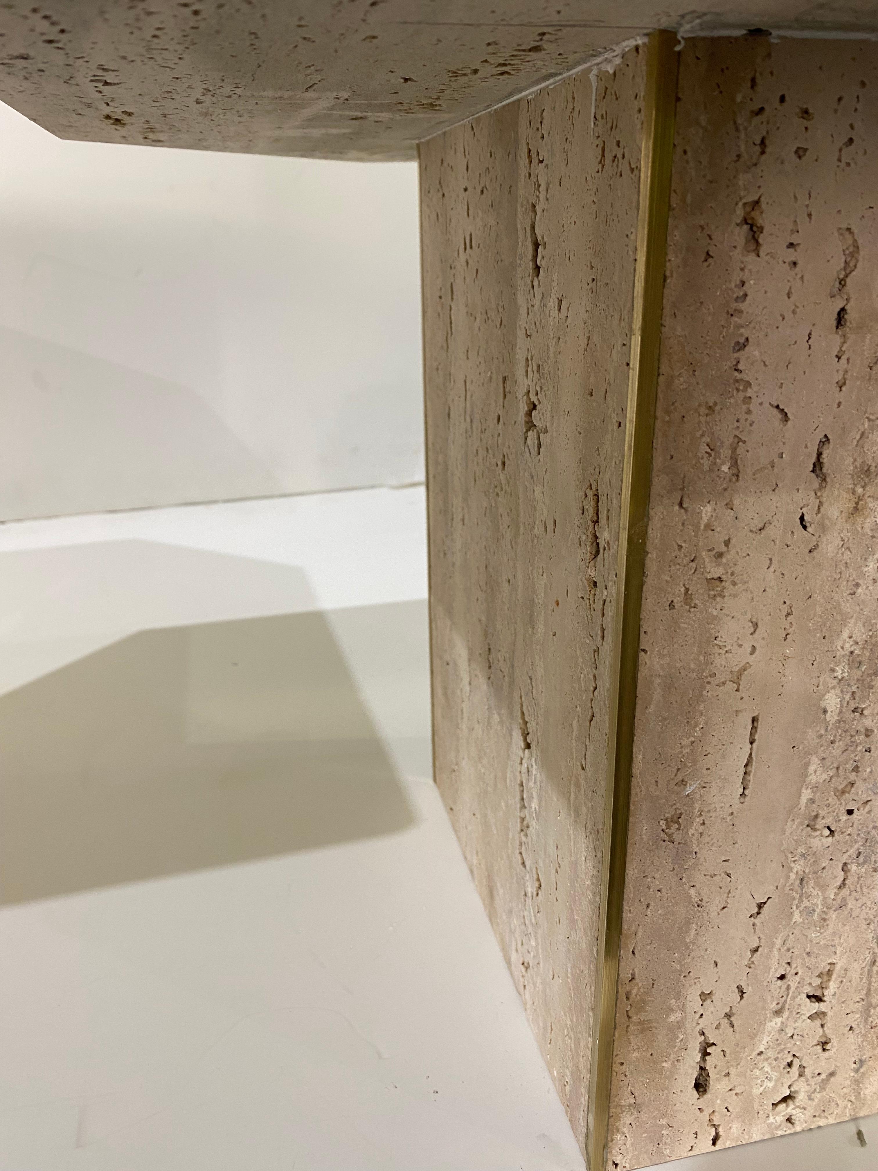 XXI secolo e contemporaneo Set di tavolini in travertino moderni e italiani con inserti in ottone in vendita
