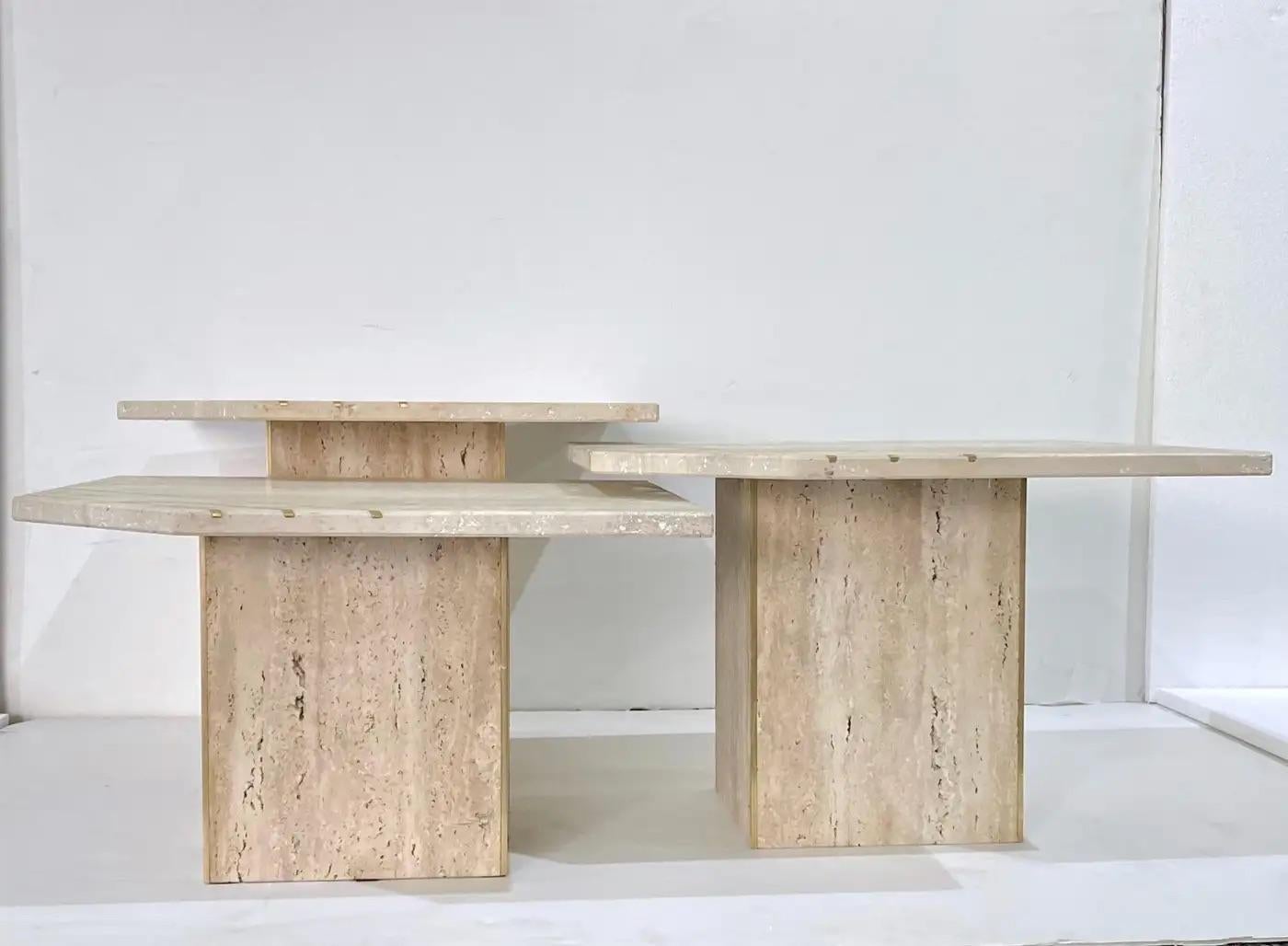 Juego de Mesas Nido Italianas Contemporáneas Modernas de Travertino con Inserciones de Latón Siglo XXI y contemporáneo en venta