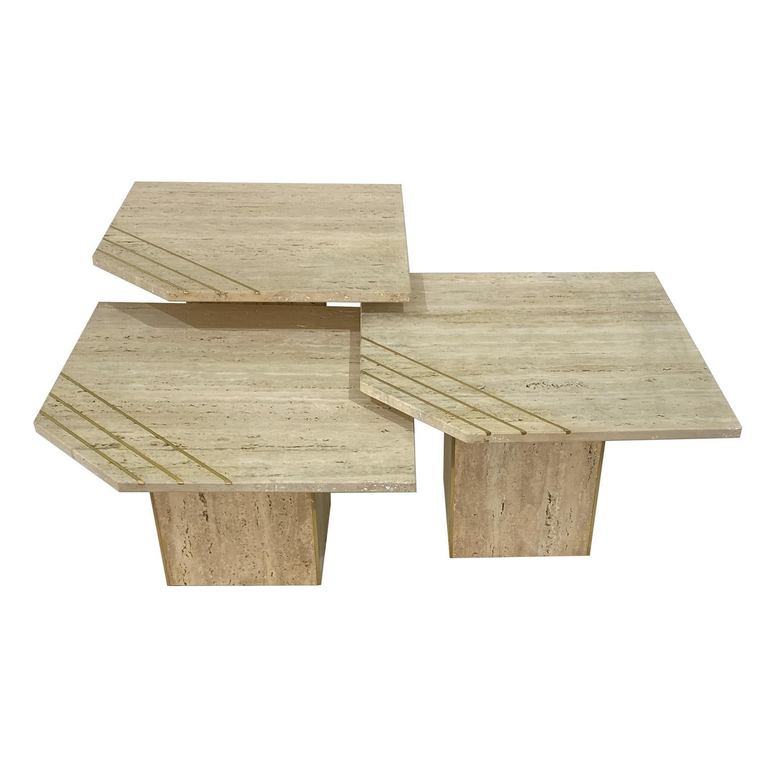 Ottone Set di tavolini in travertino moderni e italiani con inserti in ottone in vendita